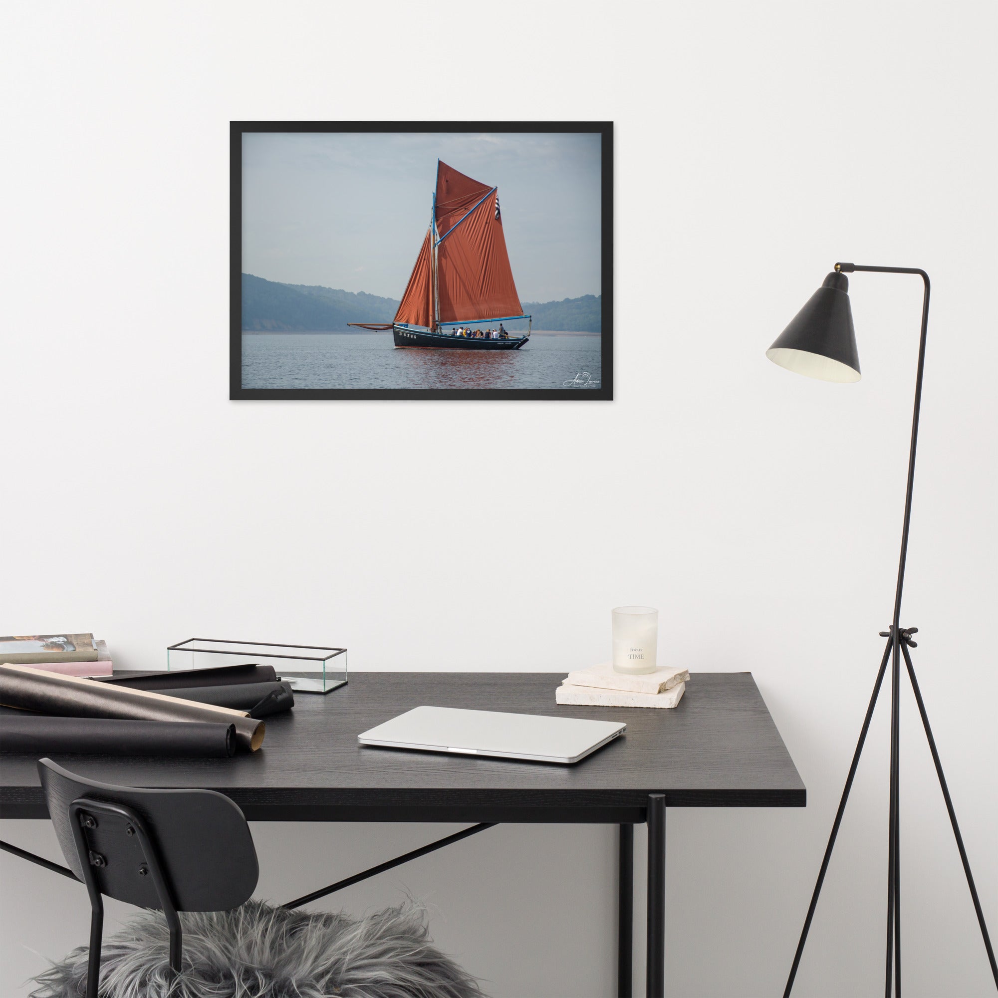 Affiche 'Le cap sur Brest', une image maritime pittoresque par Adrien Louraco, montrant un bateau à voile rouge naviguant à travers le port de Brest, combinant beauté naturelle et charme culturel breton dans une œuvre d'art mural inspirante.