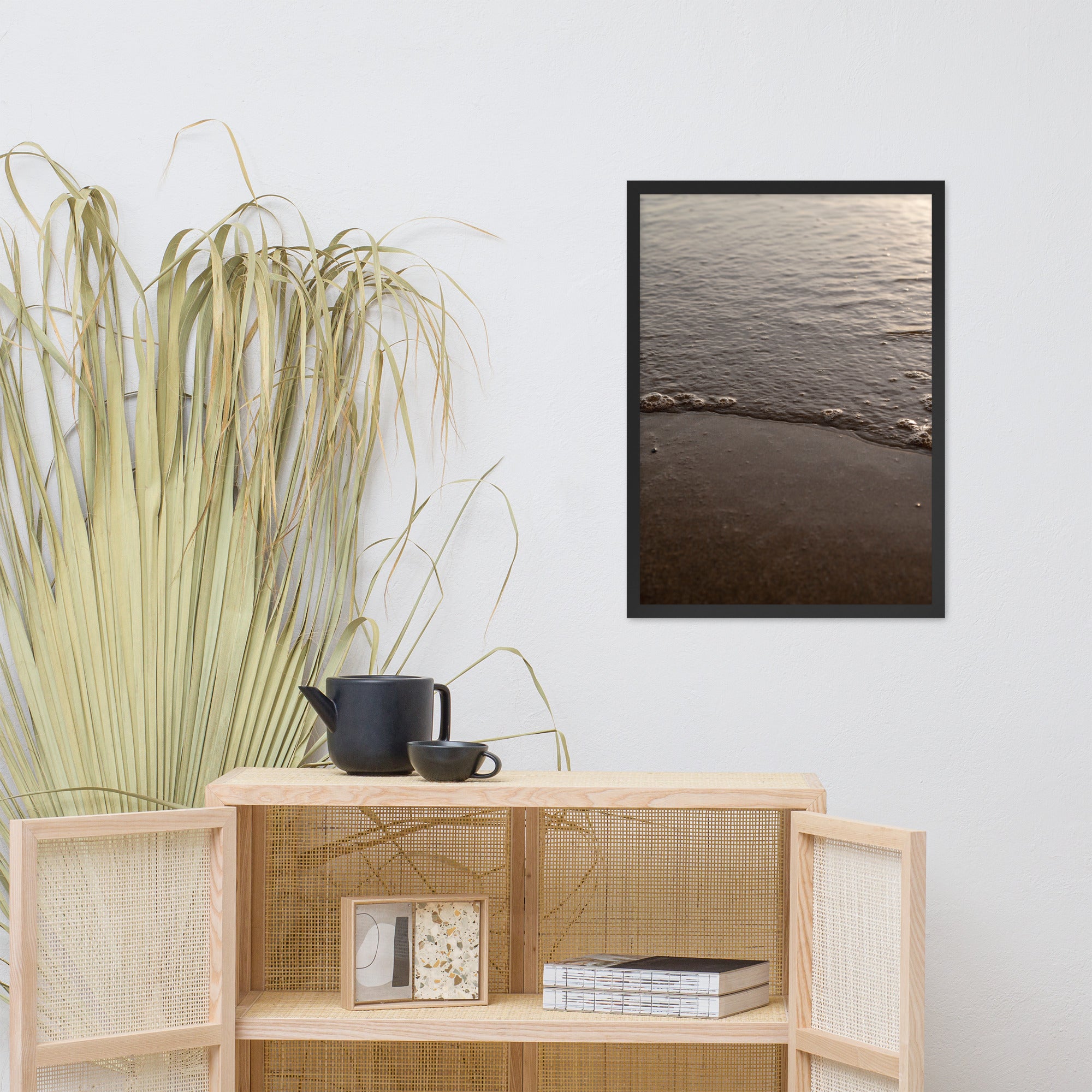 Photographie 'Dorure Sableuse' par Yann Peccard, illustrant un paysage côtier avec des vagues douces sur le sable, encadrée pour une exposition artistique chez vous.