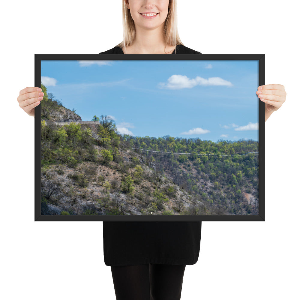 Photographie de 'Sécheresse', montrant un paysage d'Occitanie avec arbres verts et terre sèche, encadré pour une présentation élégante.