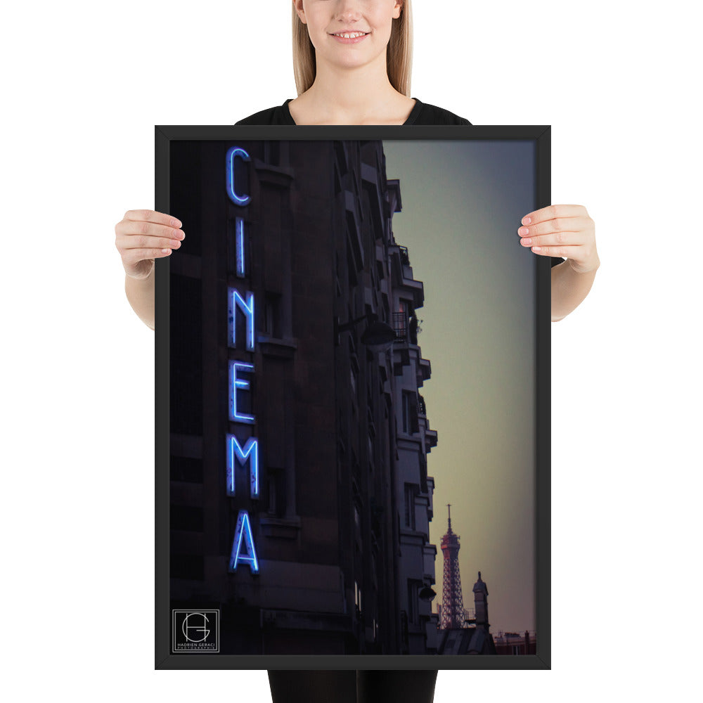 Vue nocturne de Paris avec une enseigne lumineuse 'Cinéma' au premier plan, et la majestueuse tour Eiffel en arrière-plan, œuvre signée par Hadrien Geraci.