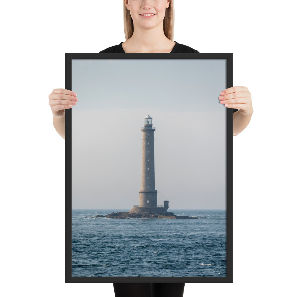 Photographie en couleur du Phare de la Hague par Yann Peccard, encadrée élégamment, capturant la sérénité maritime et la majesté de la nature.