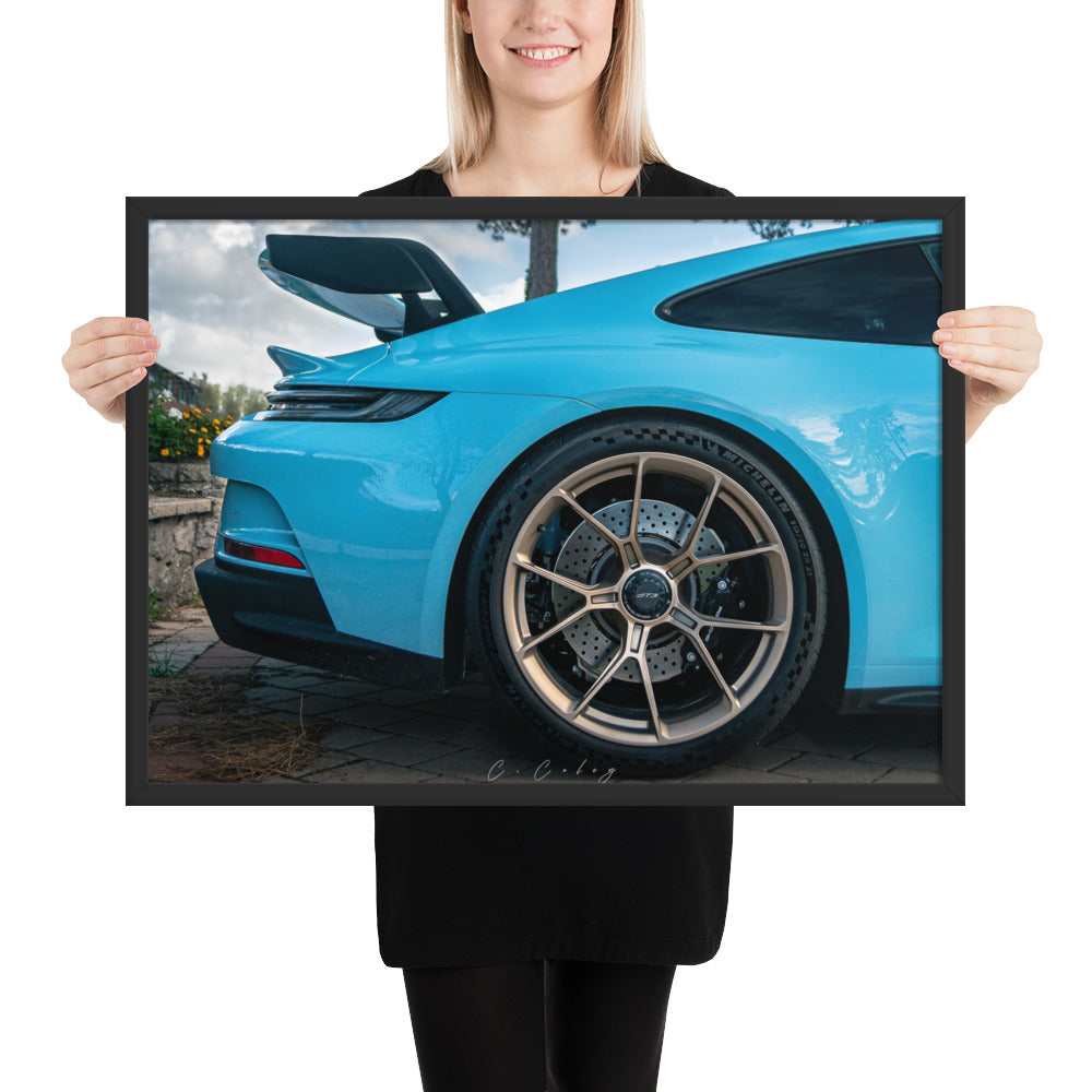 Photographie d'art '911 GT3' par Charles Coley, capturant de manière saisissante les détails d'une Porsche 911 GT3 bleu, mettant en lumière la beauté et la puissance encapsulées dans la carrosserie éclatante et les détails mécaniques minutieux, offrant un mélange d’élégance et de passion automobile à votre espace.