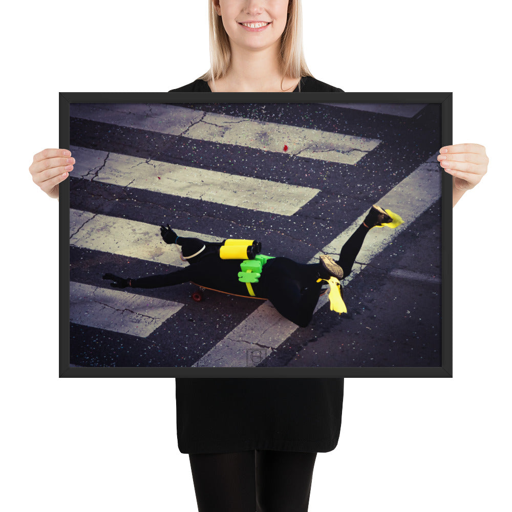 Photographie humoristique d'un homme déguisé en plongeur avec des bouteilles d'oxygène jaunes, roulant sur un skateboard dans les rues de Paris, œuvre de Hadrien Geraci.