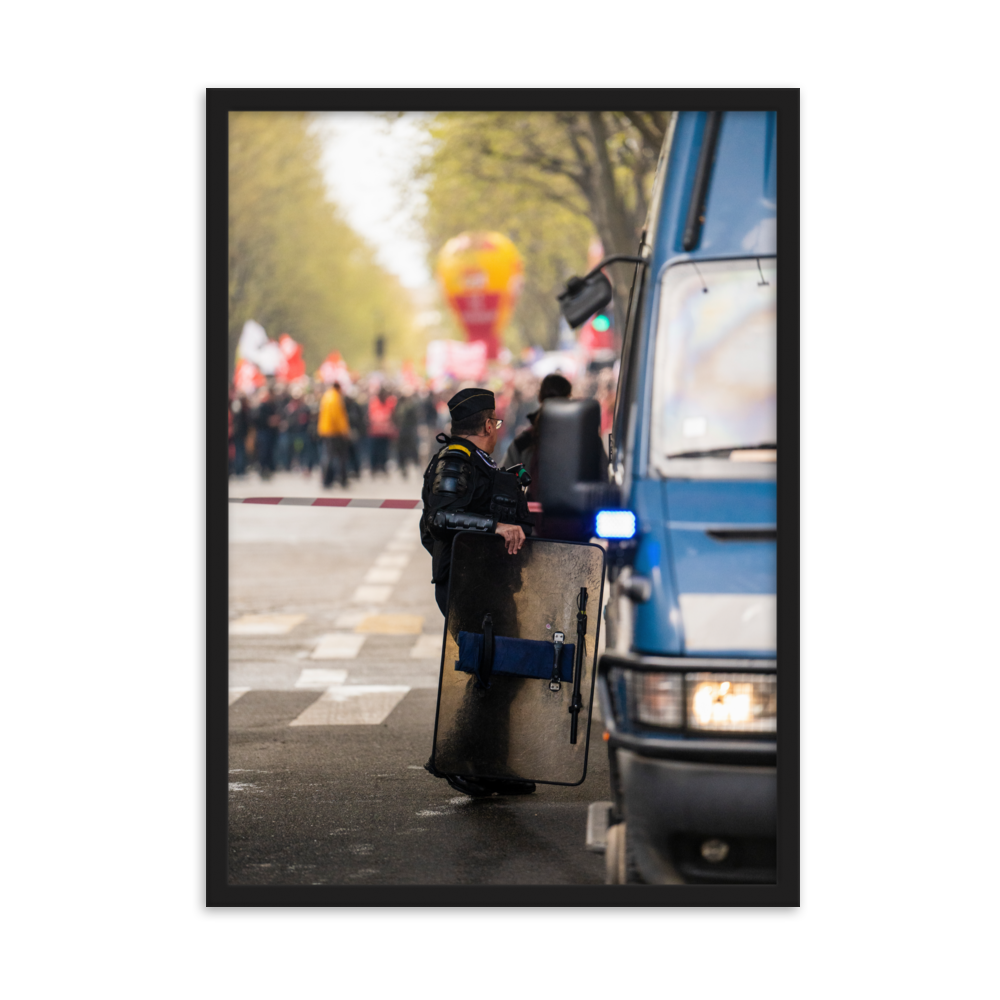 Poster mural - Gendarmerie mobile – Photographie de rue manifestation pacifique à Paris – Poster photographie, photographie murale et des posters muraux unique au monde. La boutique de posters créée par Yann Peccard un Photographe français.