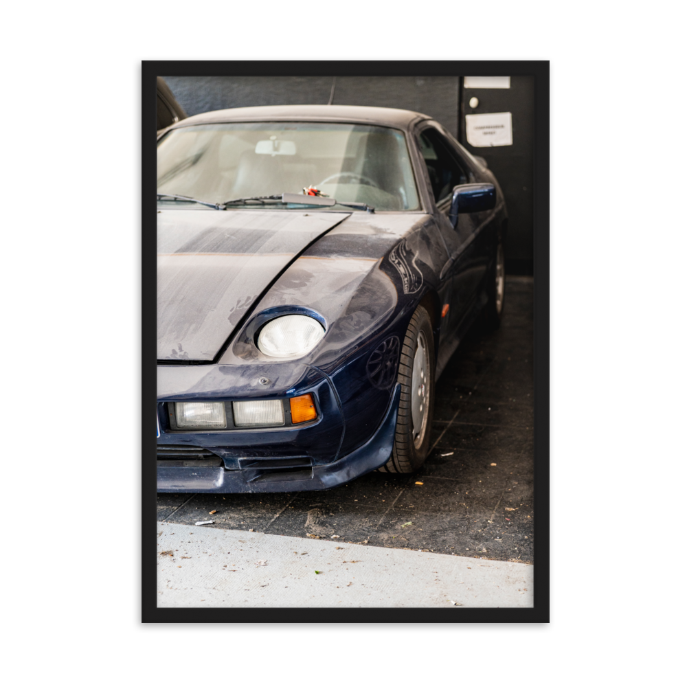 Poster d'une photographie d'une Porsche 928 poussiéreuse stationnée dans un coin discret.