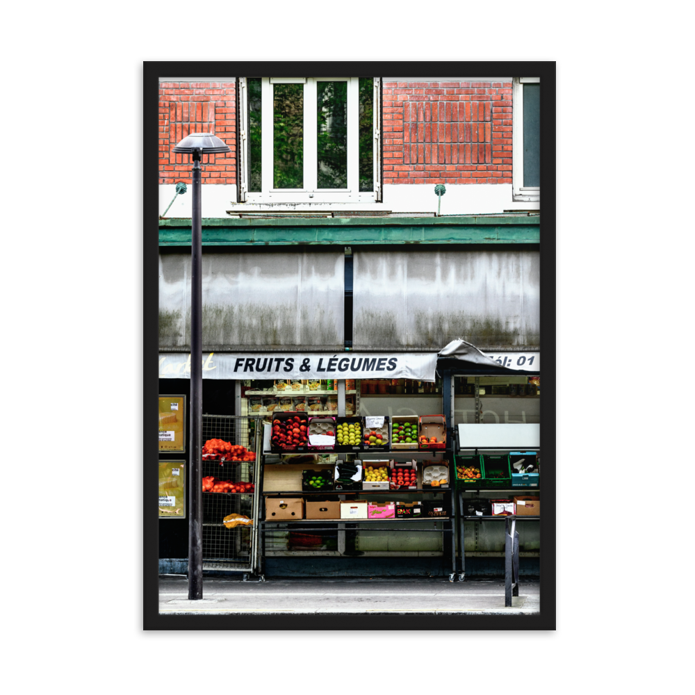 Photographie d'une façade d'épicerie colorée à Paris, vendant des fruits et des légumes frais.