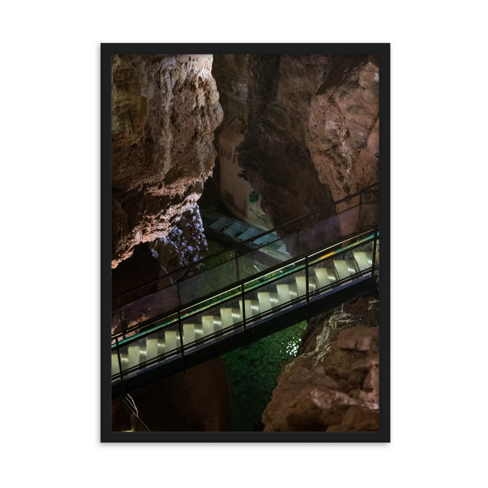 Barque en métal amarrée dans une rivière souterraine pour l'exploration des grottes.