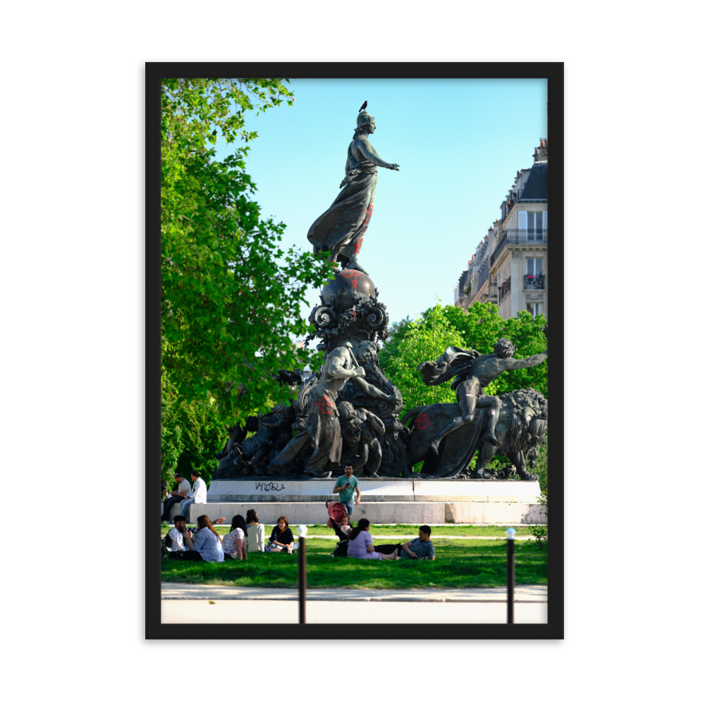 Poster de la photographie "Triomphe de la République et Anarchie", illustrant des statues représentant les triomphes de la république, marquées par des symboles anarchistes et des dessins obscènes.