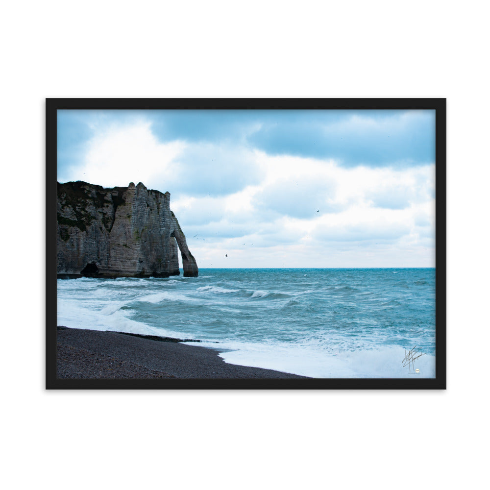 Photographie apaisante de la plage d'Etretat, où la mer caresse le rivage sous un ciel clair. Une représentation parfaite de la tranquillité et de la beauté naturelle de la côte normande.