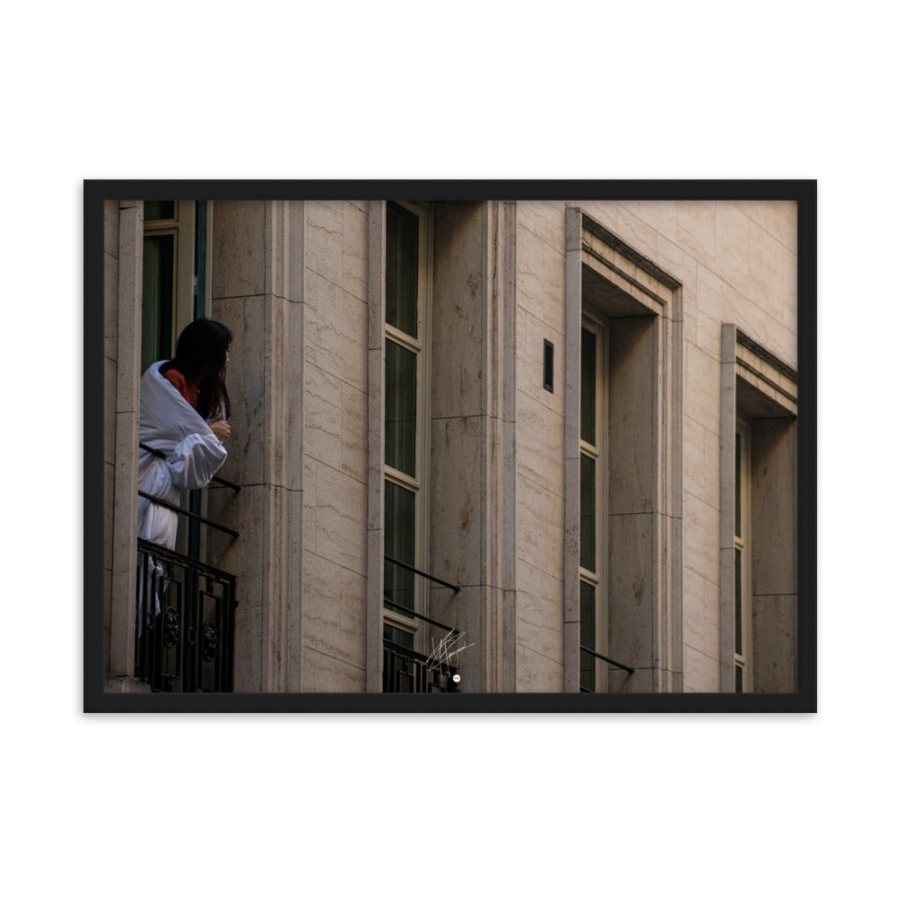 Photographie d'une femme s'étirant à sa fenêtre près des Champs Elysées, enveloppée d'une couverture, évoquant la sérénité des matins parisiens.