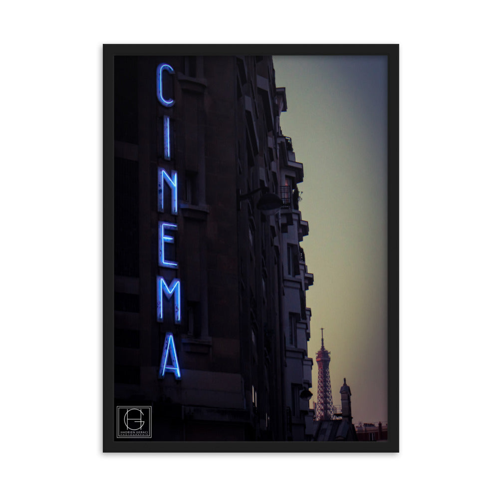 Vue nocturne de Paris avec une enseigne lumineuse 'Cinéma' au premier plan, et la majestueuse tour Eiffel en arrière-plan, œuvre signée par Hadrien Geraci.