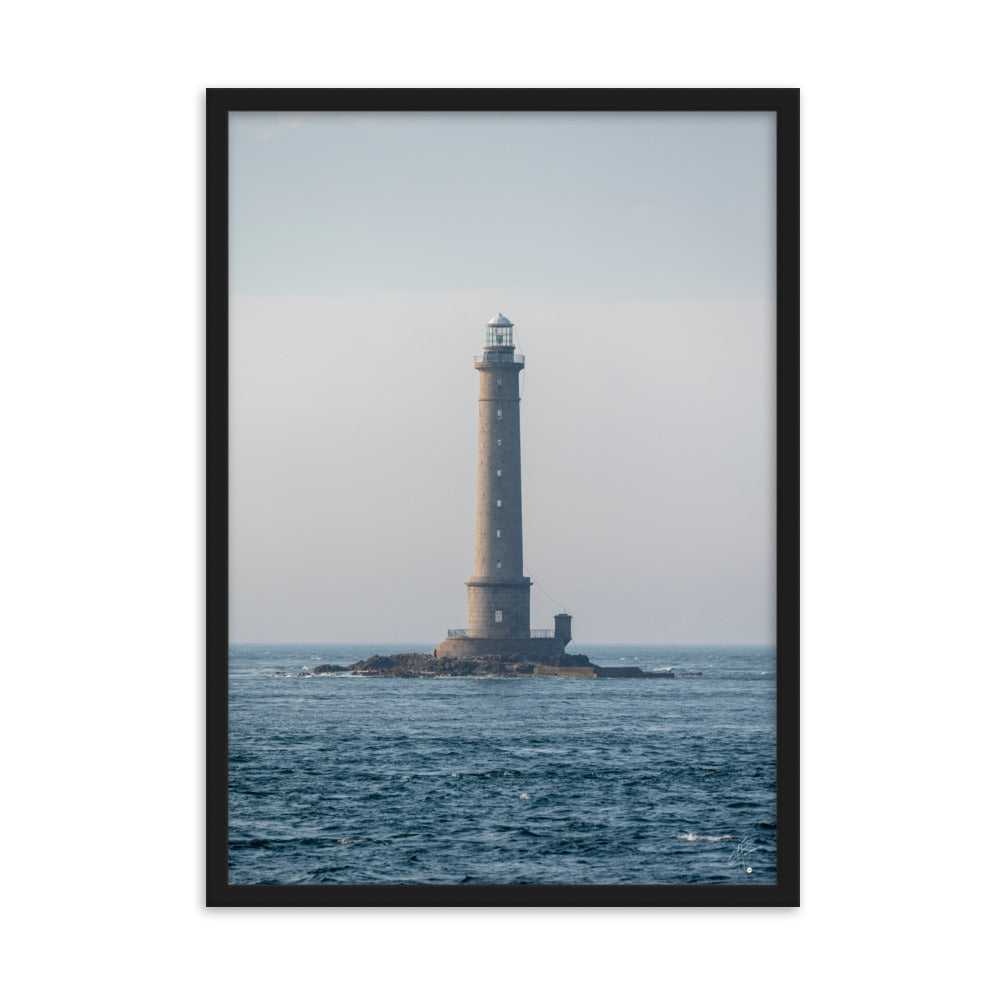 Photographie en couleur du Phare de la Hague par Yann Peccard, encadrée élégamment, capturant la sérénité maritime et la majesté de la nature.