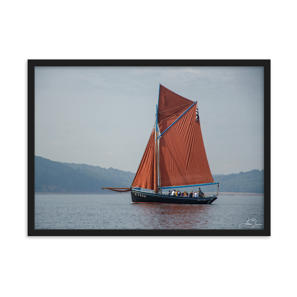 Affiche 'Le cap sur Brest', une image maritime pittoresque par Adrien Louraco, montrant un bateau à voile rouge naviguant à travers le port de Brest, combinant beauté naturelle et charme culturel breton dans une œuvre d'art mural inspirante.