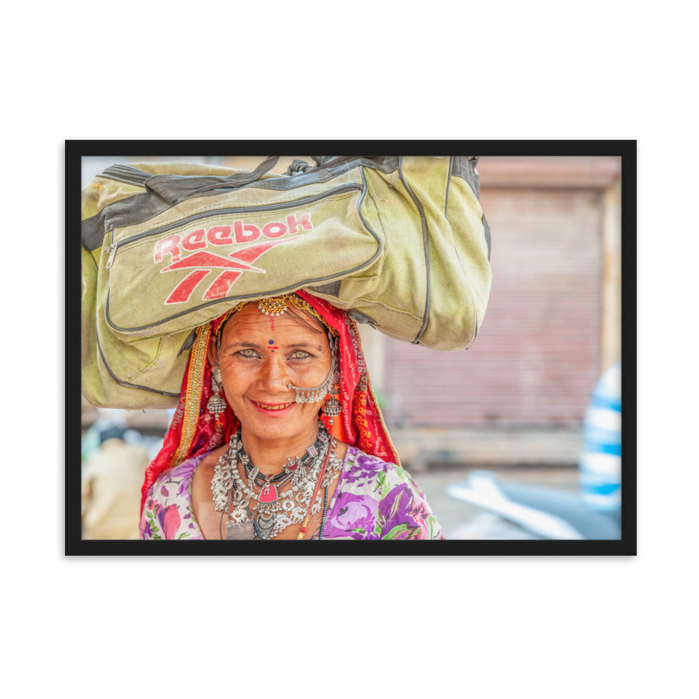 Poster 'Les Yeux de Jaisalmer' montrant une femme souriante avec des bijoux traditionnels, une œuvre de Victor Marre, introduisant la beauté et la sincérité de Jaisalmer dans votre espace intérieur.