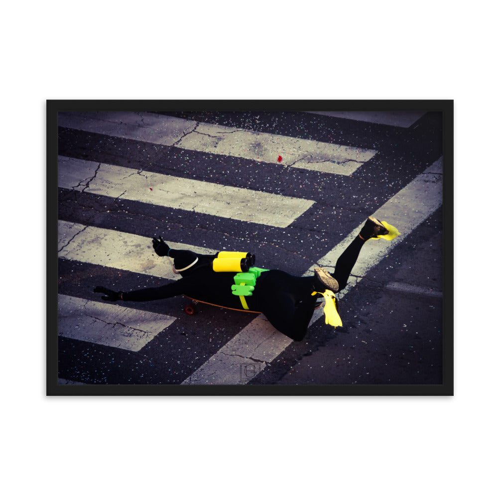 Photographie humoristique d'un homme déguisé en plongeur avec des bouteilles d'oxygène jaunes, roulant sur un skateboard dans les rues de Paris, œuvre de Hadrien Geraci.