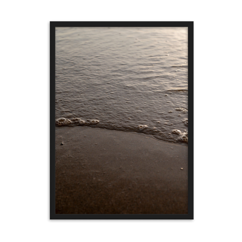 Photographie 'Dorure Sableuse' par Yann Peccard, illustrant un paysage côtier avec des vagues douces sur le sable, encadrée pour une exposition artistique chez vous.