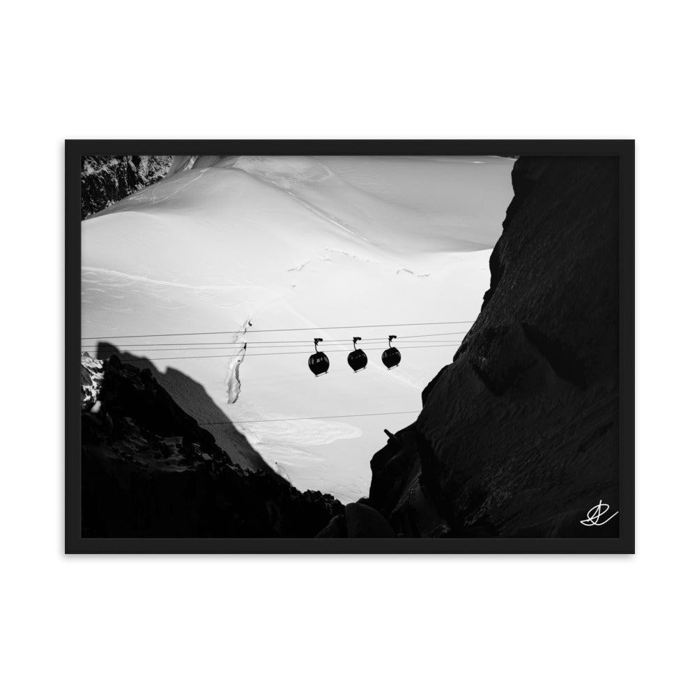 Photographie en noir et blanc de trois funiculaires traversant la montagne, capturée par Ilan Shoham, évoquant l'ambiance vintage et le charme des voyages alpins.