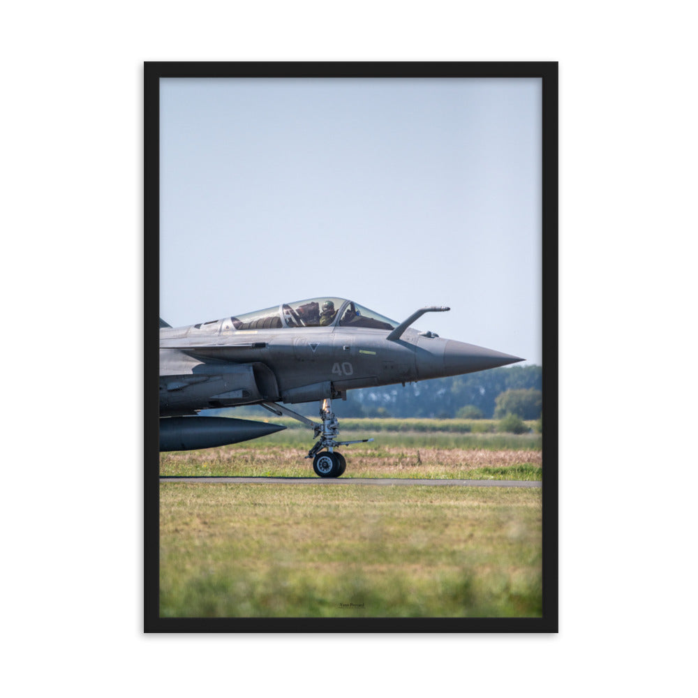 Photographie d'un avion de chasse Rafale sur la piste avec son pilote, capturée par Yann Peccard, mettant en avant la puissance et l'élégance de l'aviation militaire.