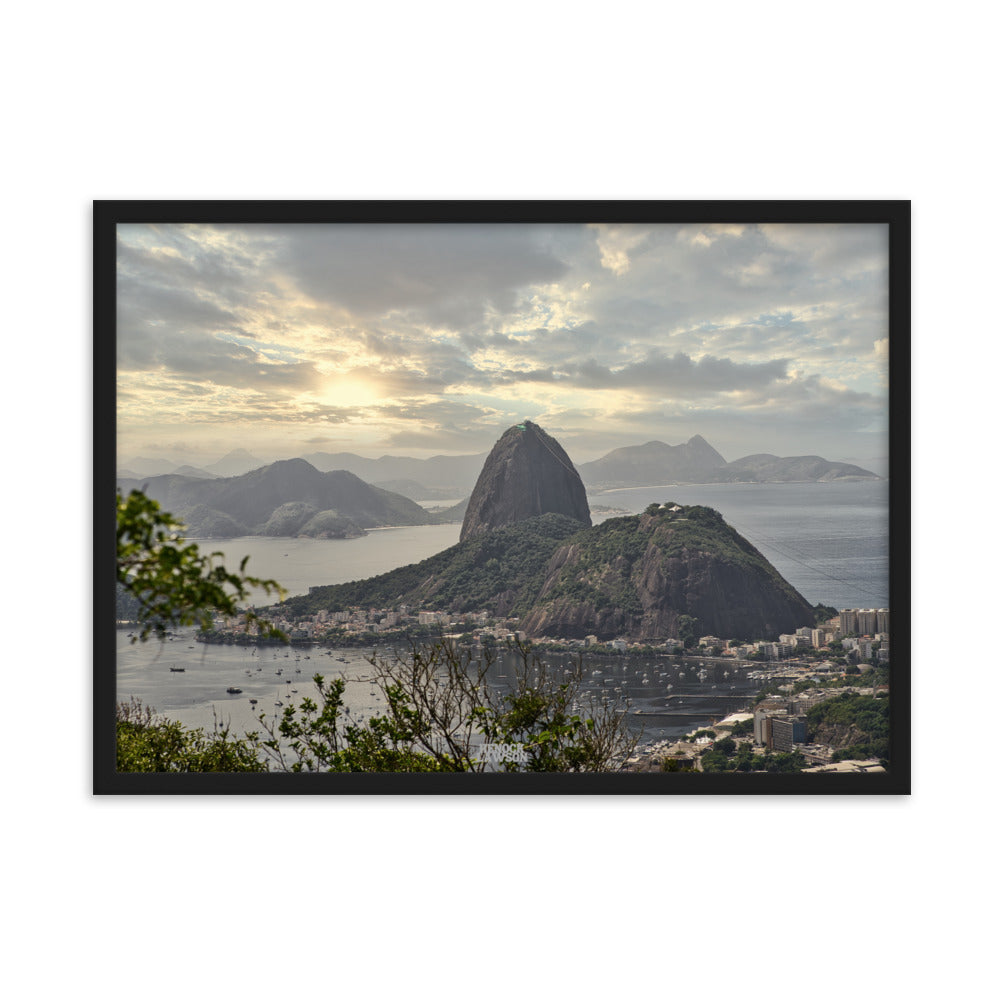 Photographie du Pain de Sucre à Rio de Janeiro au coucher du soleil, capturée par Henock Lawson, offrant une vue magnifique et symbolique de la ville brésilienne.