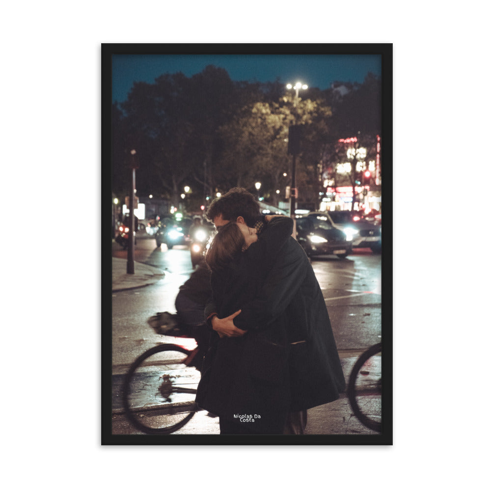 Poster encadré "Étreinte Urbaine" par Nicolas Da Costa, montrant une scène romantique en milieu urbain, idéal pour ceux qui cherchent à capturer l'essence de la connexion humaine.