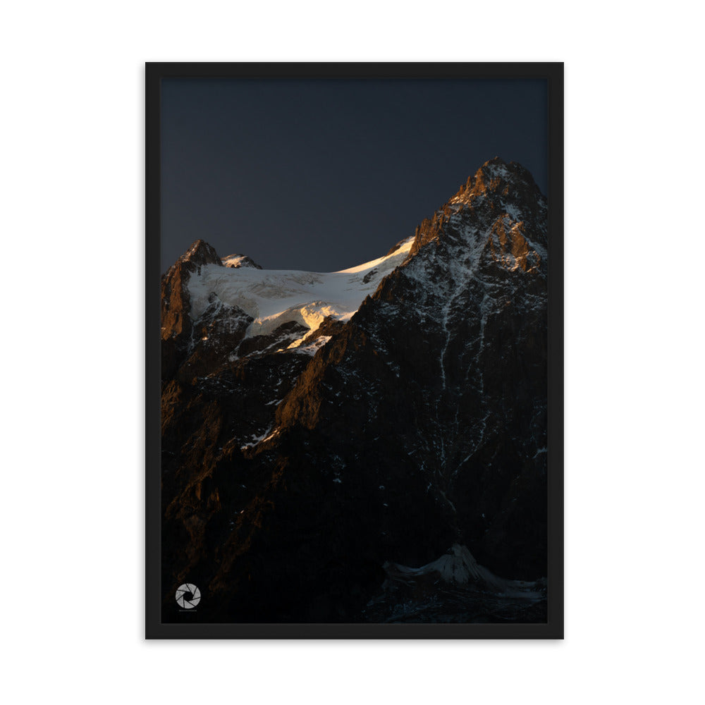 Poster encadré "Sommets Murmurants" par Brad_Explographie, montrant une scène de montagnes au crépuscule, idéal pour ceux qui apprécient la nature et les paysages alpins.