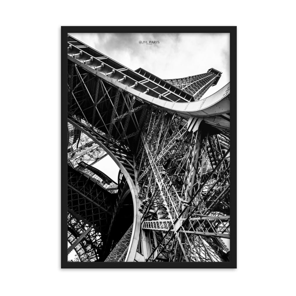 Photographie du poster "Entrejambe" de JYL.PARIS, montrant une vue ascendante et dramatique de la Tour Eiffel en noir et blanc.