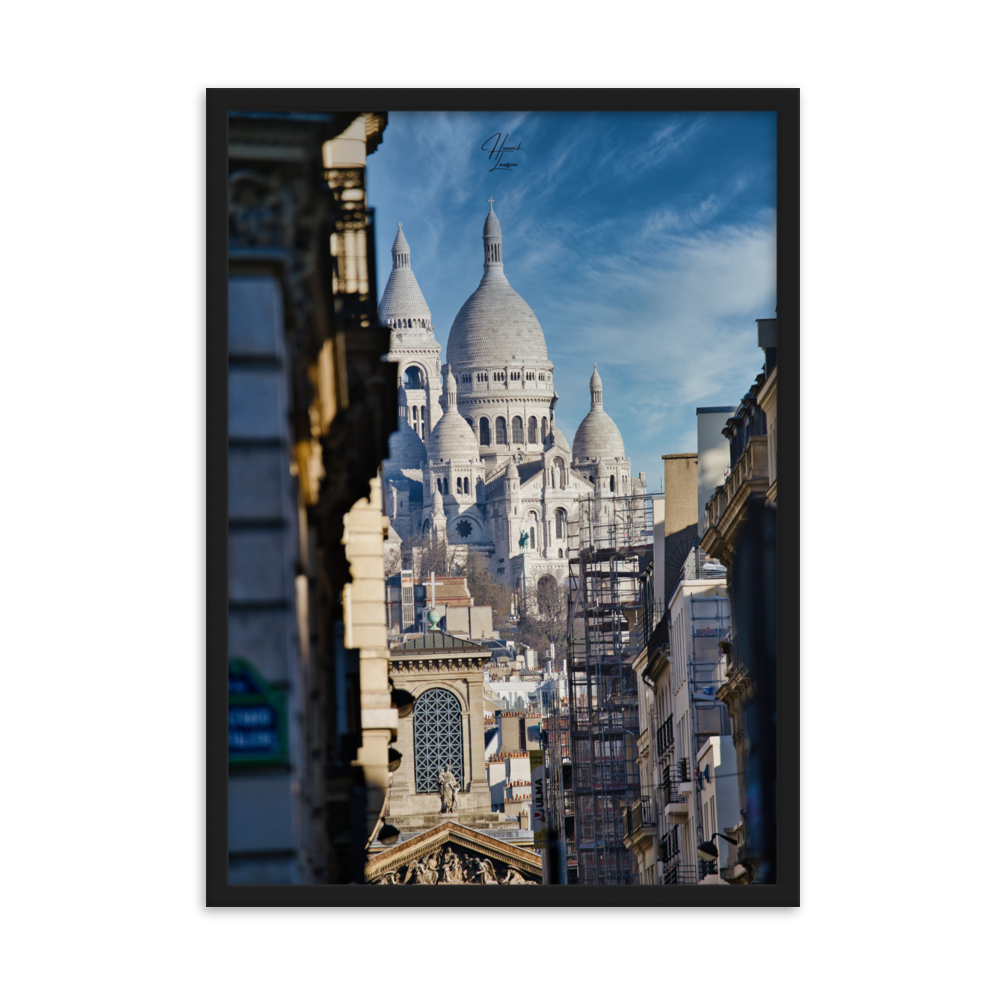 Photographie artistique du Sacré-Cœur à Montmartre, capturée par Henock Lawson, montrant la basilique emblématique surplombant Paris.