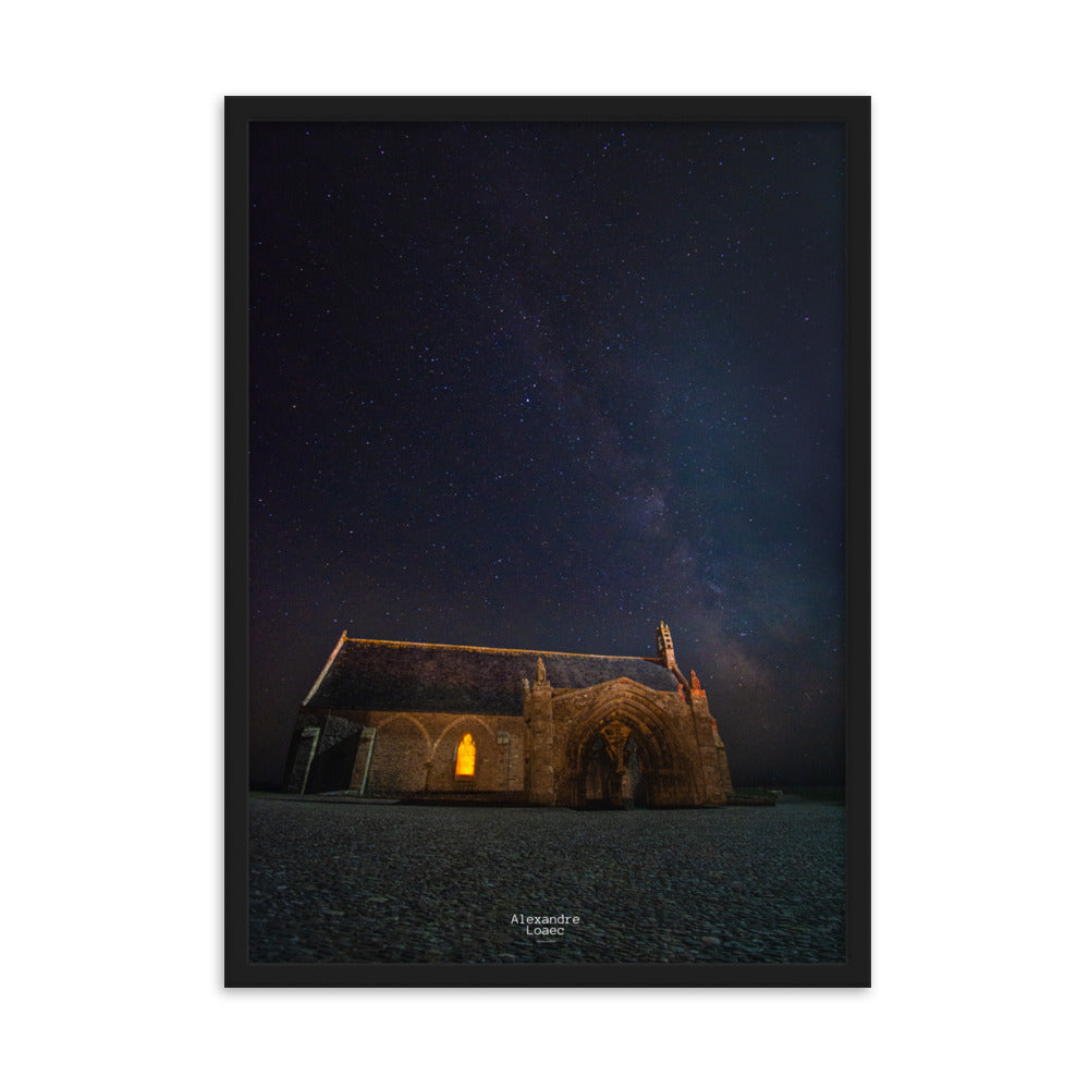 Poster captivant "Notre-Dame des Grâces sous les cieux", montrant l'ancienne église de St-Mathieu dans le Finistère, un joyau d'architecture et d'histoire.