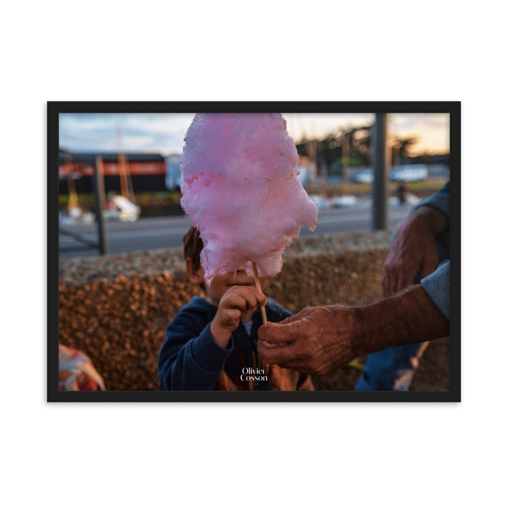 Poster artistique "Gourmandise d'Été" par Olivier Cosson, représentant une main vieillie offrant une barbe à papa à un enfant.