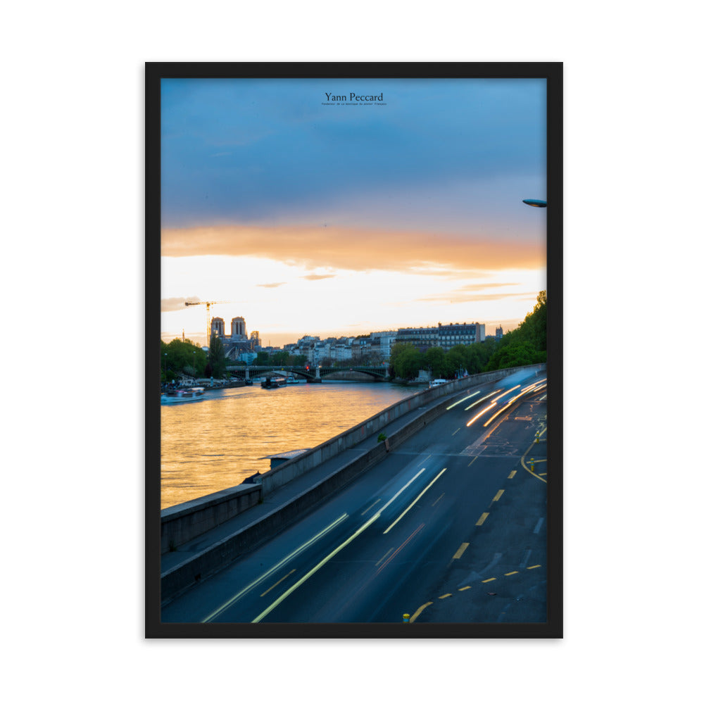 Poster "Crépuscule Parisien" par Yann Peccard, montrant une vue envoûtante de Paris au crépuscule.