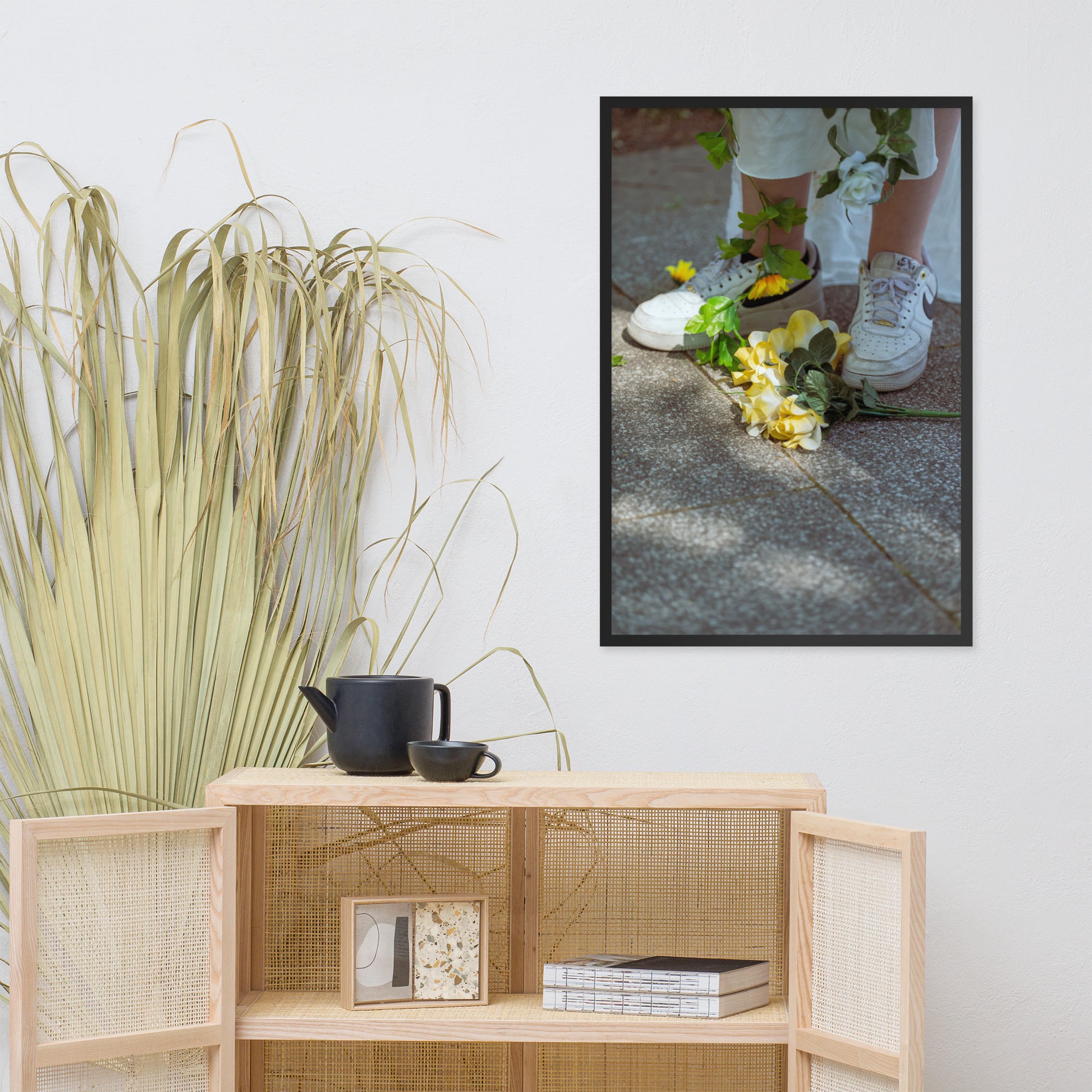 Poster encadré 'Flowers Nike' montrant des fleurs jaunes aux pieds d'une femme en blanc portant des Nike Air Force