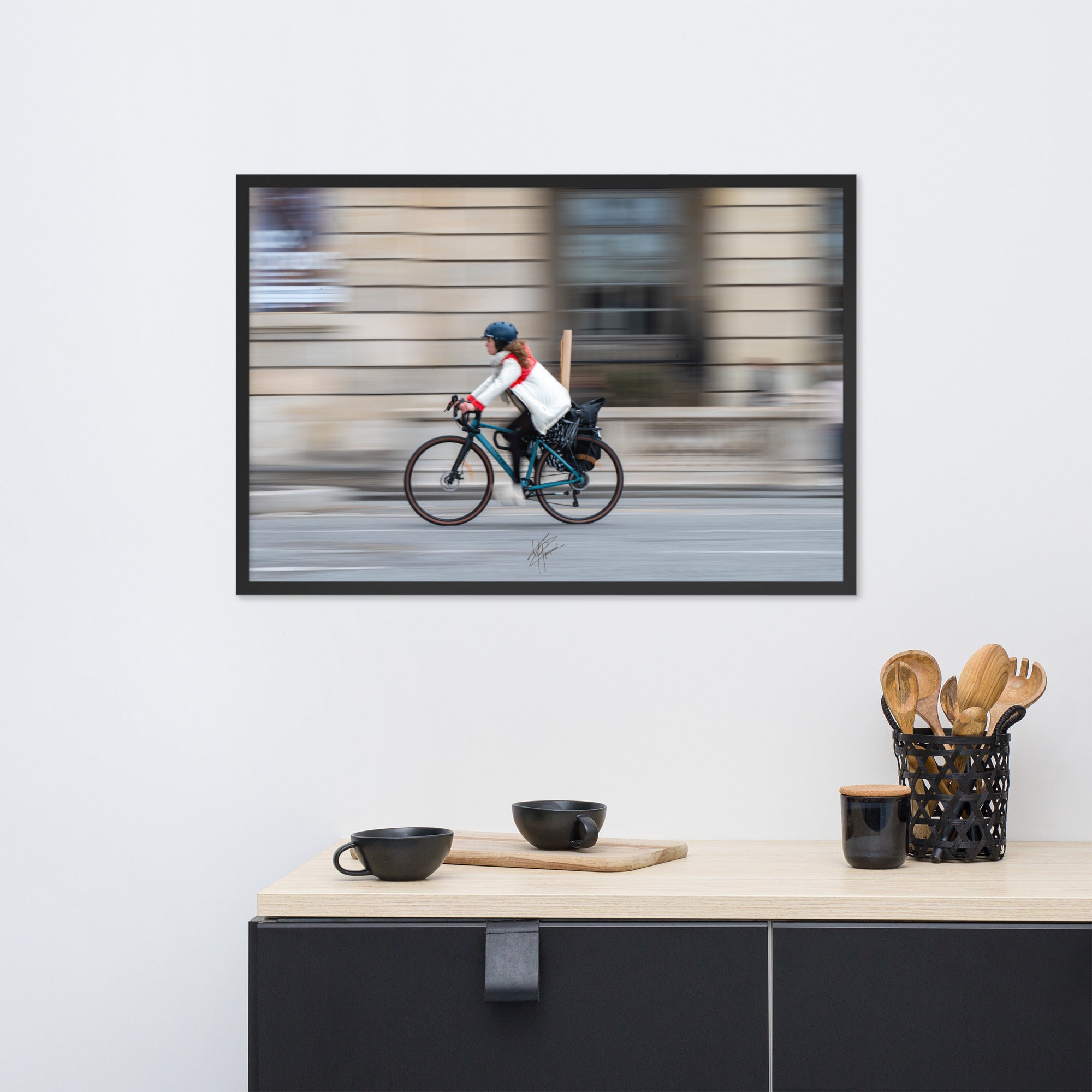 Cycliste en mouvement sur une rue urbaine avec un effet de filet, rendant l'arrière-plan flou et le sujet en nette mise au point.