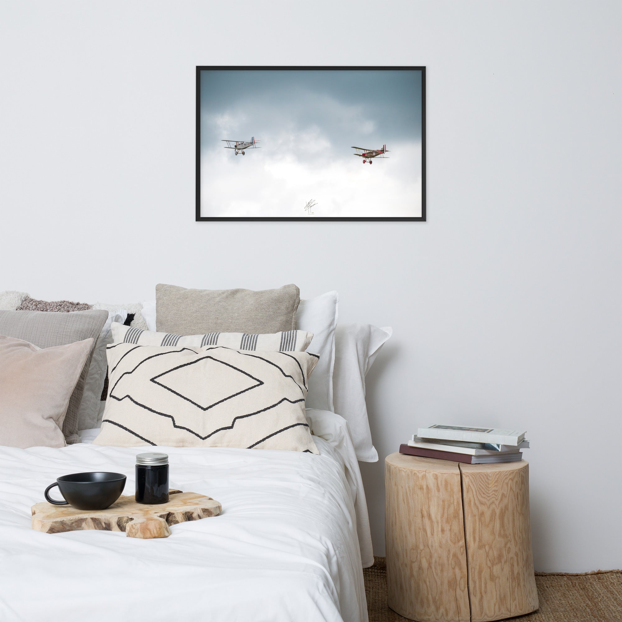 Deux avions de combat de la Première Guerre Mondiale s'élevant contre un ciel gris-blanc, encapsulant l'héroïsme de l'époque. Poster encadré de haute qualité signé 'Tagazou'.