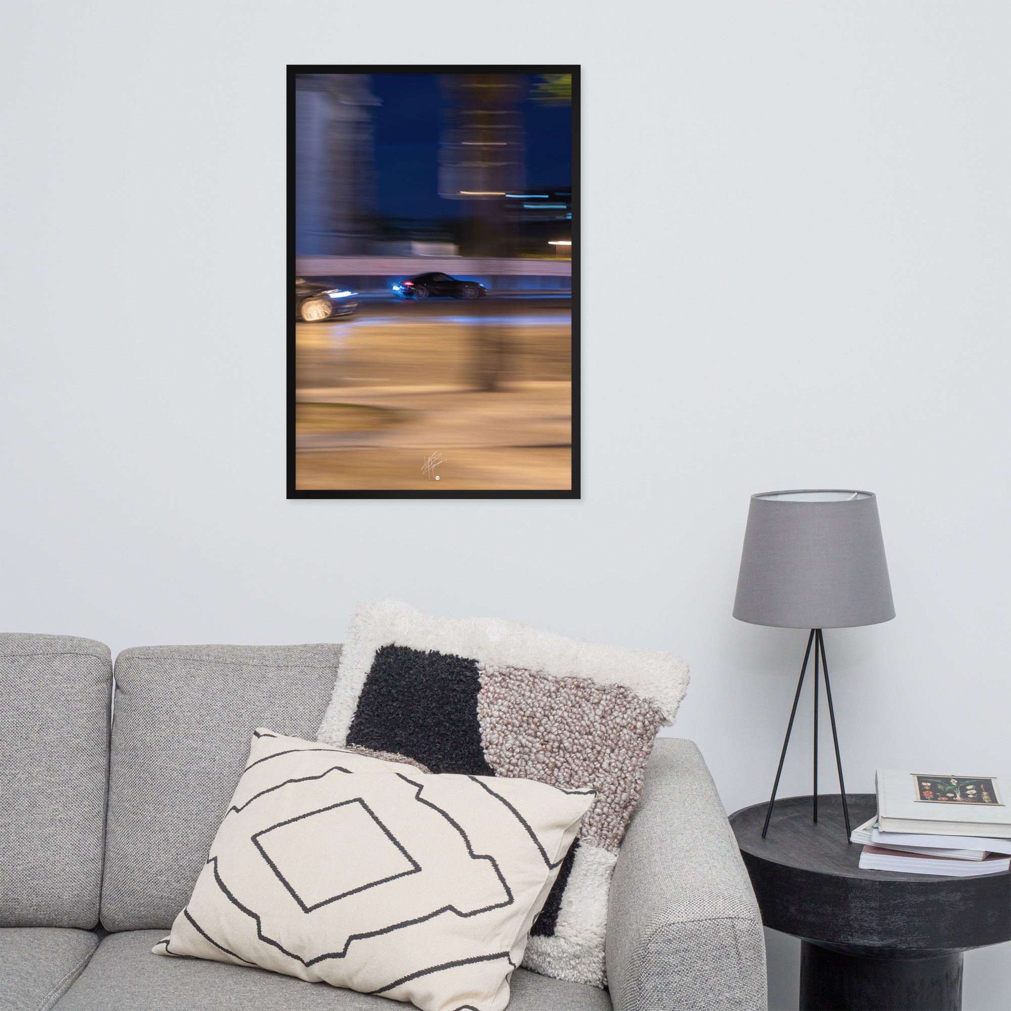 Photographie de la Place de l'Étoile capturant une Porsche au milieu de lumières floues de la circulation. La technique de pause longue crée un contraste saisissant entre mouvement et immobilité, illustrant l'effervescence parisienne.