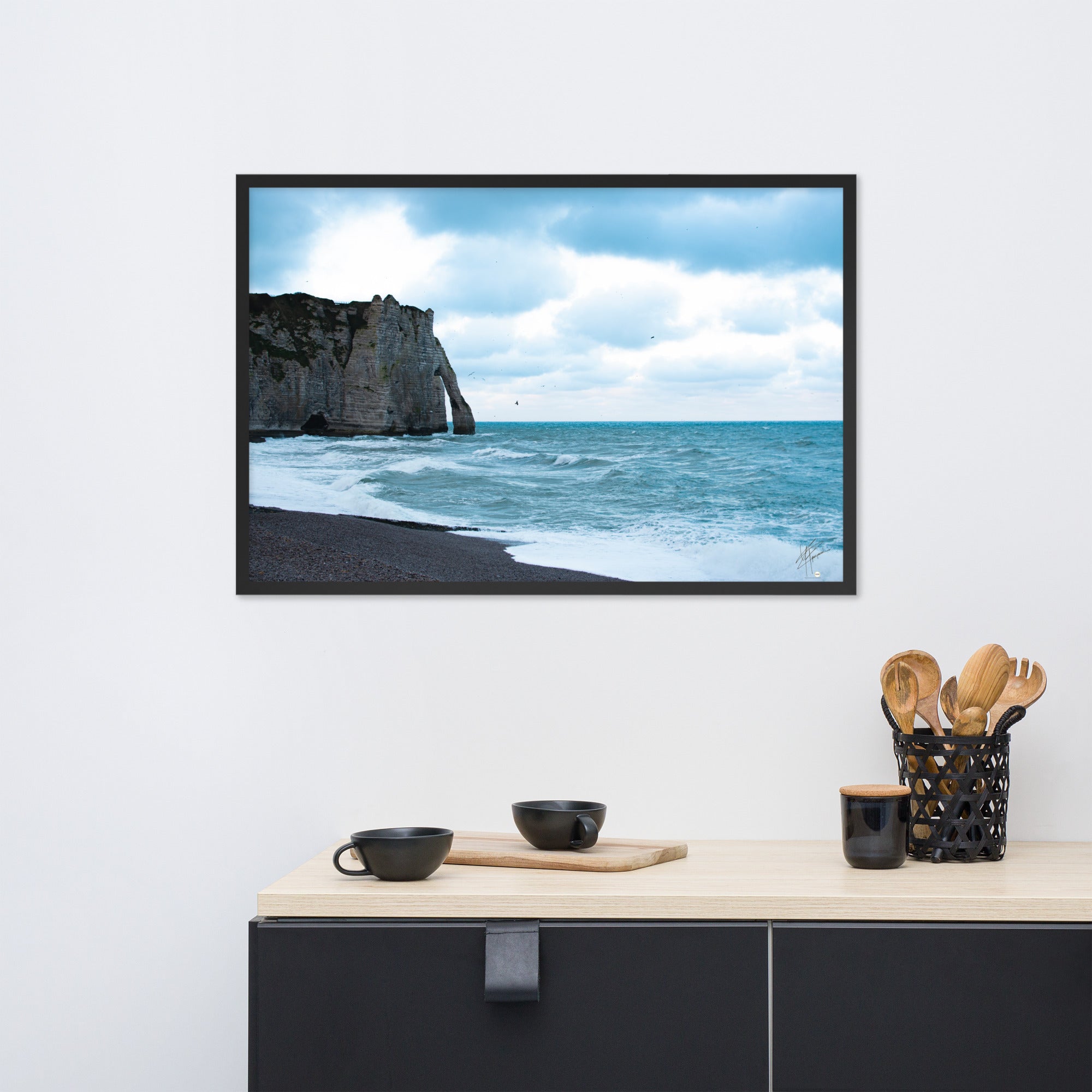 Photographie apaisante de la plage d'Etretat, où la mer caresse le rivage sous un ciel clair. Une représentation parfaite de la tranquillité et de la beauté naturelle de la côte normande.