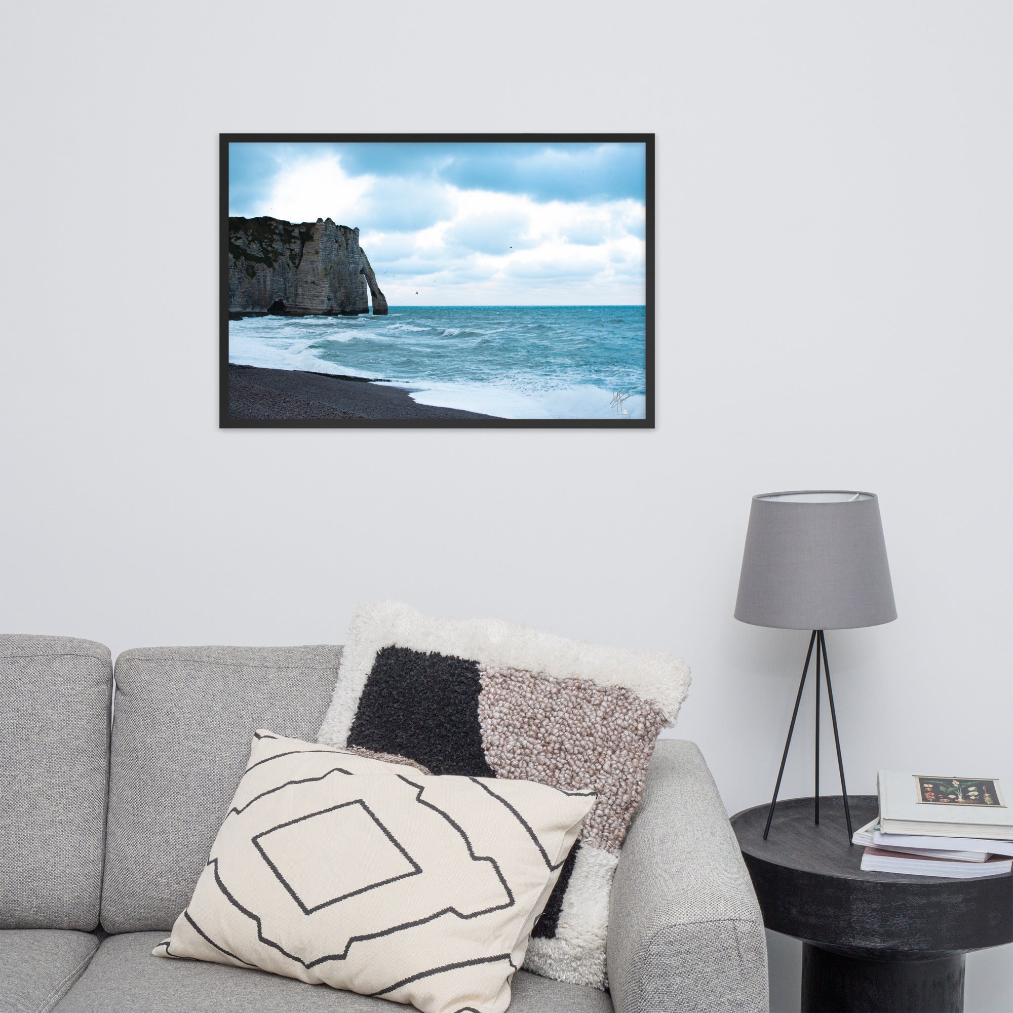 Photographie apaisante de la plage d'Etretat, où la mer caresse le rivage sous un ciel clair. Une représentation parfaite de la tranquillité et de la beauté naturelle de la côte normande.