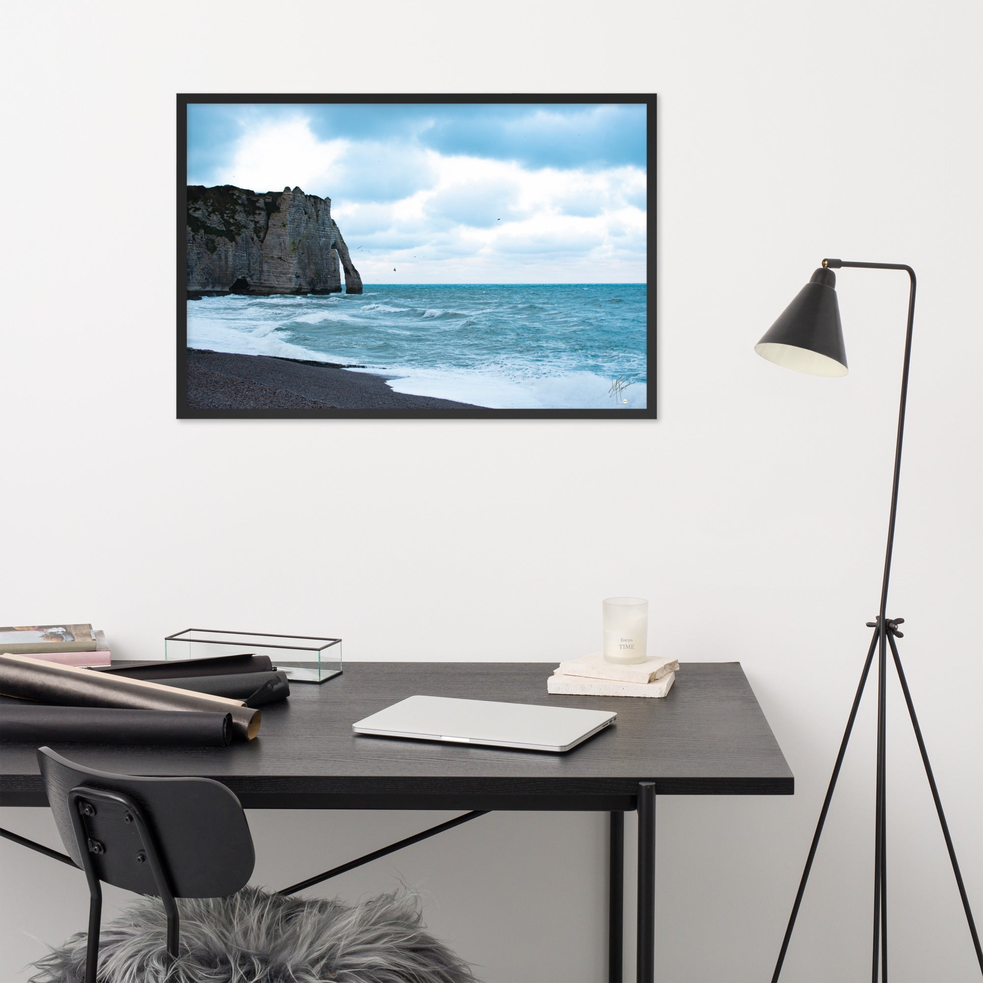 Photographie apaisante de la plage d'Etretat, où la mer caresse le rivage sous un ciel clair. Une représentation parfaite de la tranquillité et de la beauté naturelle de la côte normande.