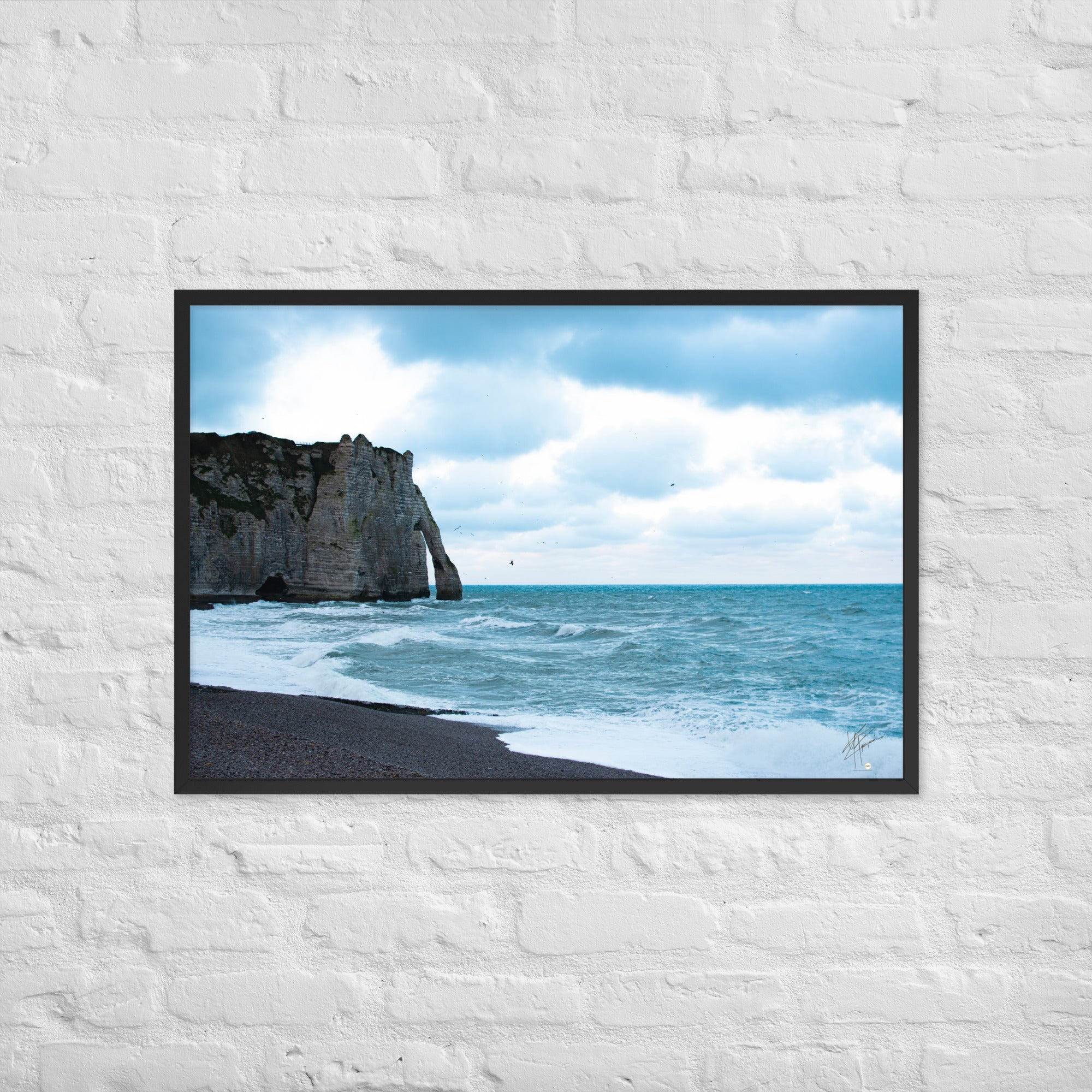 Photographie apaisante de la plage d'Etretat, où la mer caresse le rivage sous un ciel clair. Une représentation parfaite de la tranquillité et de la beauté naturelle de la côte normande.