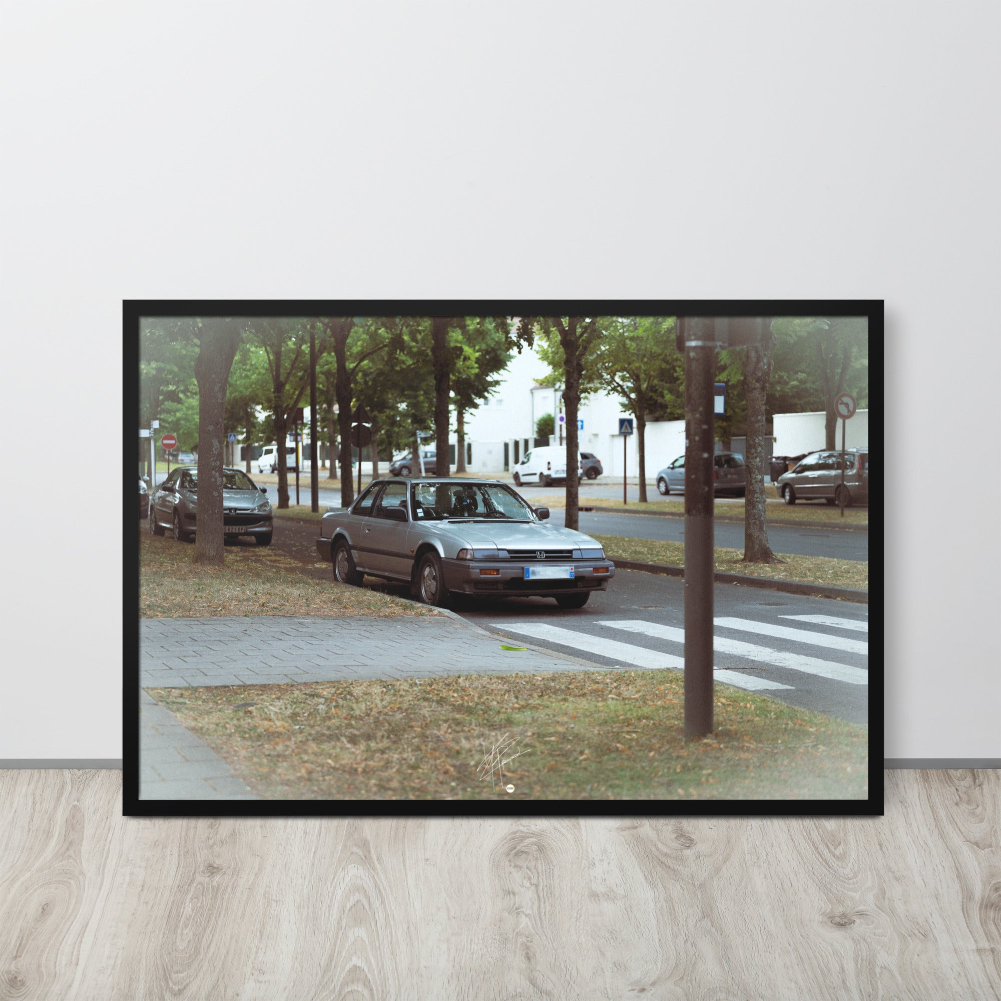 Photographie du classique automobile Honda Prelude, stationnée dans les rues du 78, dépeignant l'élégance et le charme de la période rétro de l'automobile.