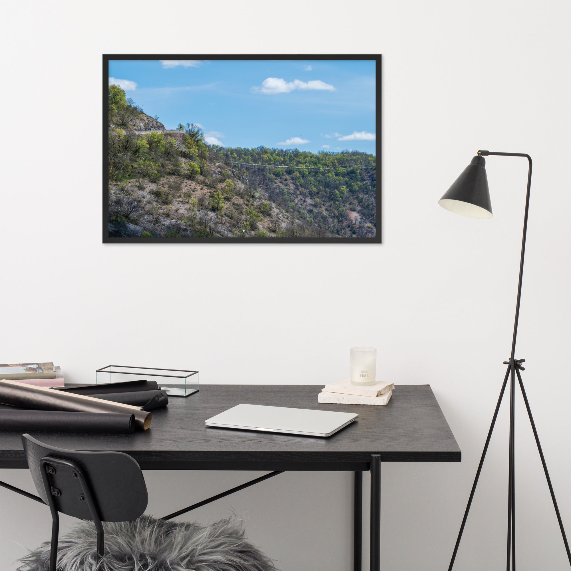 Photographie de 'Sécheresse', montrant un paysage d'Occitanie avec arbres verts et terre sèche, encadré pour une présentation élégante.