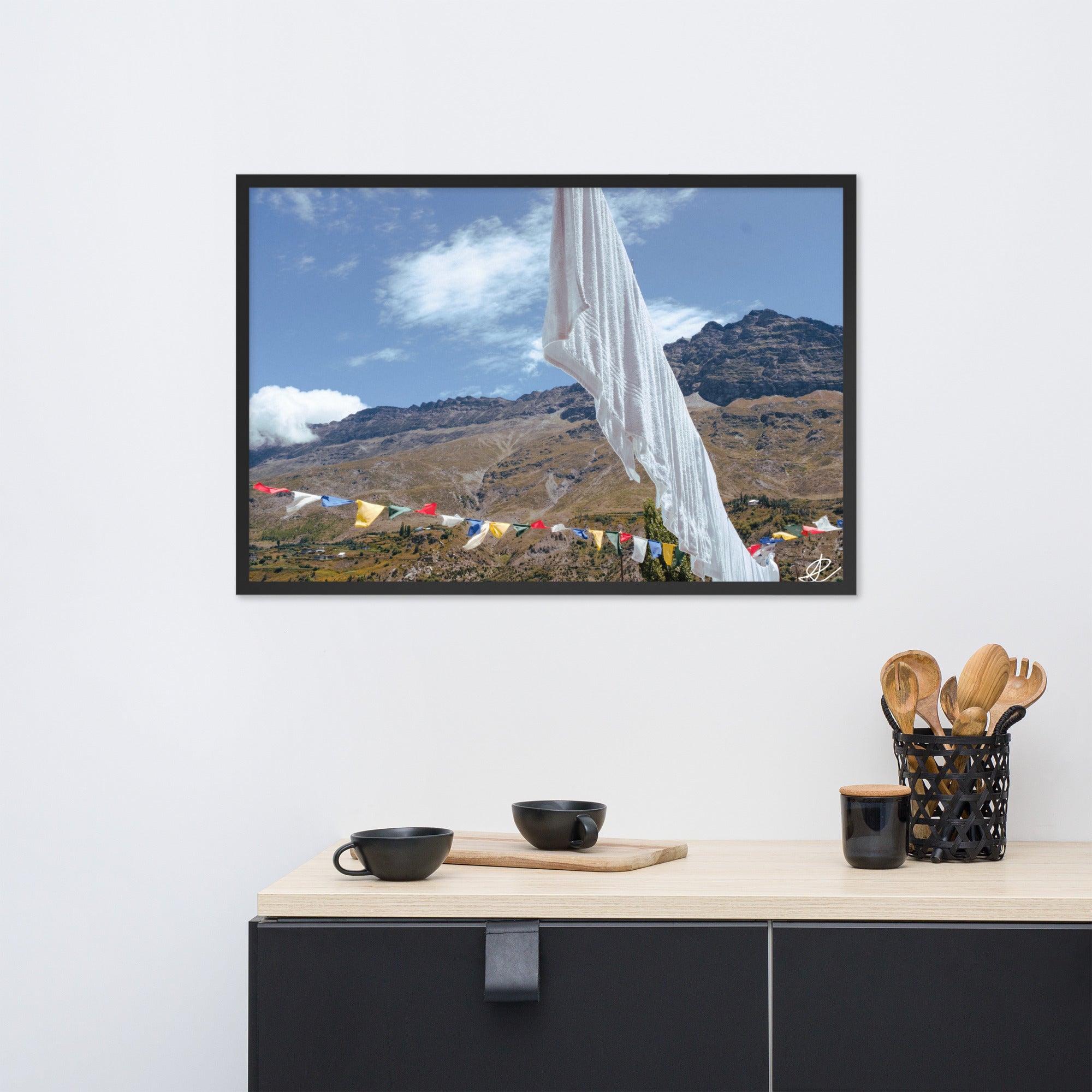 Photographie 'Les drapeaux' par Ilan Shoham, capturant la beauté des drapeaux de prière bouddhistes dans le paysage serein de l'Himalaya, juxtaposant la spiritualité et le quotidien humain.