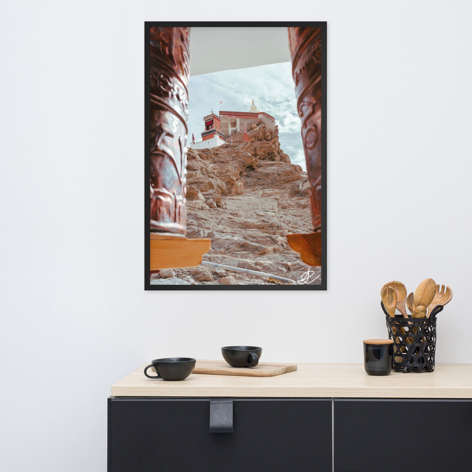 Photographie 'Le Temple sur la Montagne' par Ilan Shoham, montrant le monastère de Thiksey perché sur les hauteurs du Ladakh, encadré par des rouleaux à prières, avec un ciel azur en arrière-plan.