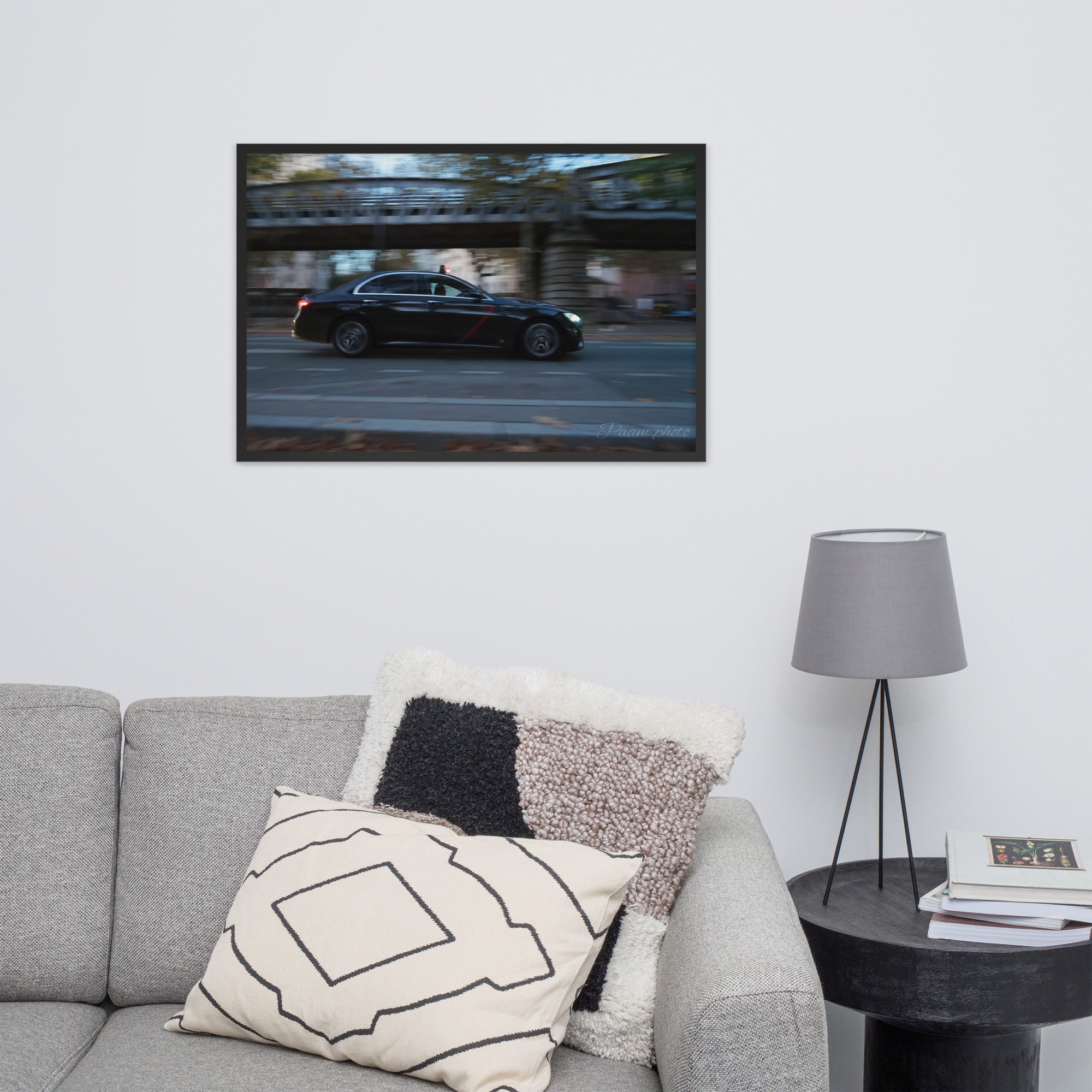 Photographie 'Taxi Parisien' par Pamm.Photo, représentant un taxi Mercedes en mouvement rapide sous les voies aériennes du métro parisien, illustrant la vitesse et l'effervescence de la ville lumière.