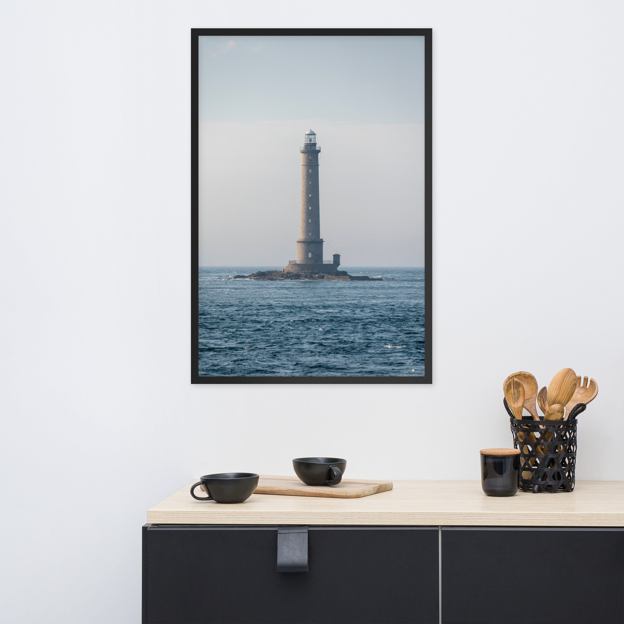 Photographie en couleur du Phare de la Hague par Yann Peccard, encadrée élégamment, capturant la sérénité maritime et la majesté de la nature.