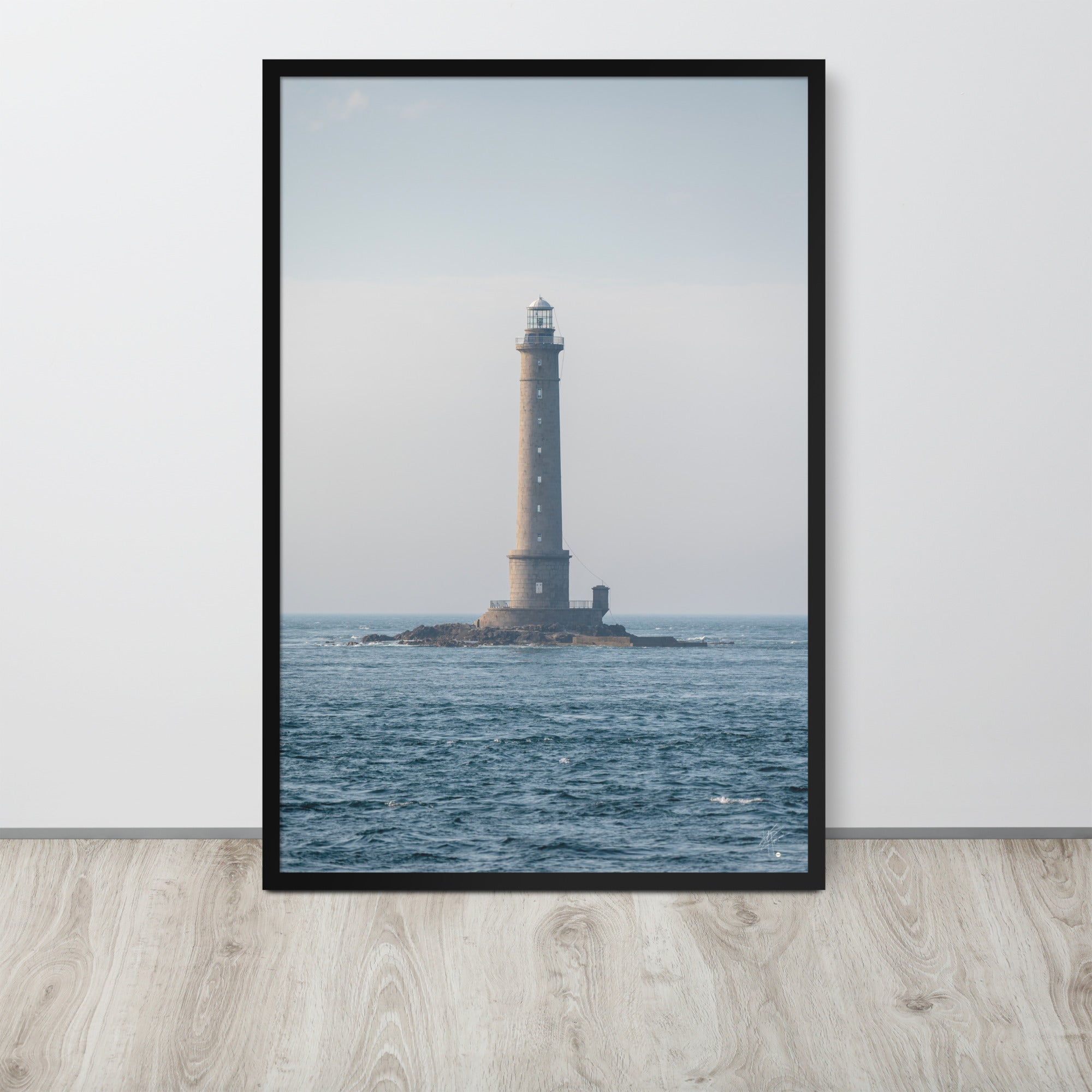 Photographie en couleur du Phare de la Hague par Yann Peccard, encadrée élégamment, capturant la sérénité maritime et la majesté de la nature.