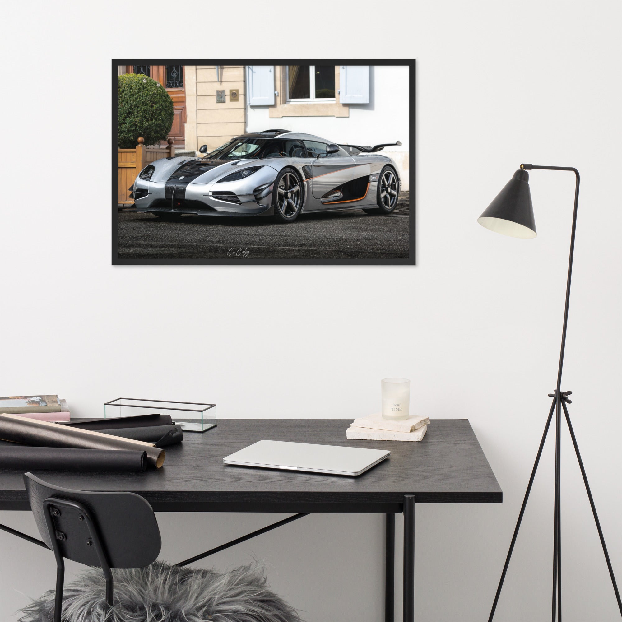 Poster photographique 'Koenigsegg Agera One N01' par Charles Coley, mettant en lumière une supercar éblouissante en impression encadrée.