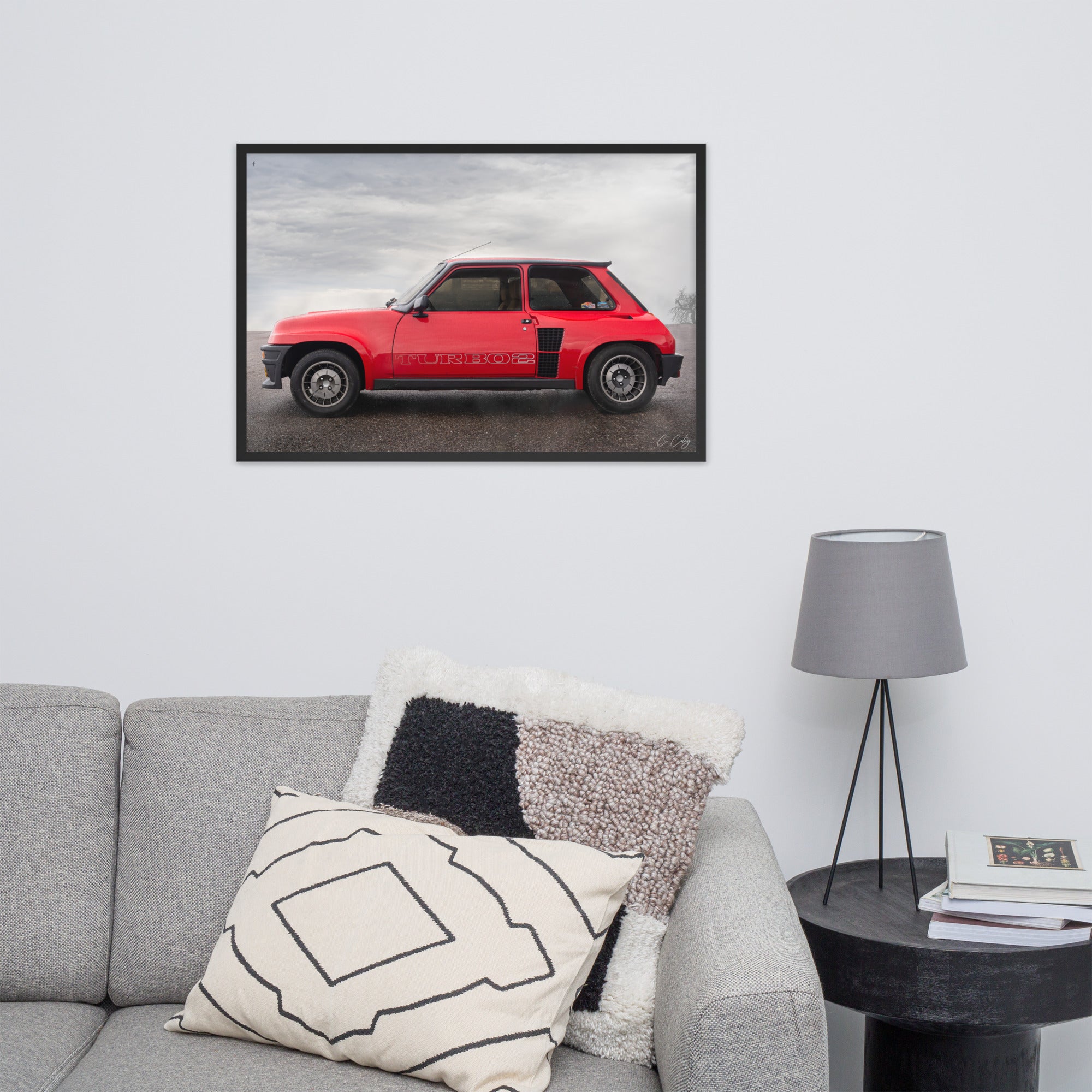 Photographie encadrée 'GT Turbo' par Charles Coley, mettant en vedette une magnifique Renault 5 GT TURBO rouge dans une impression de qualité musée.