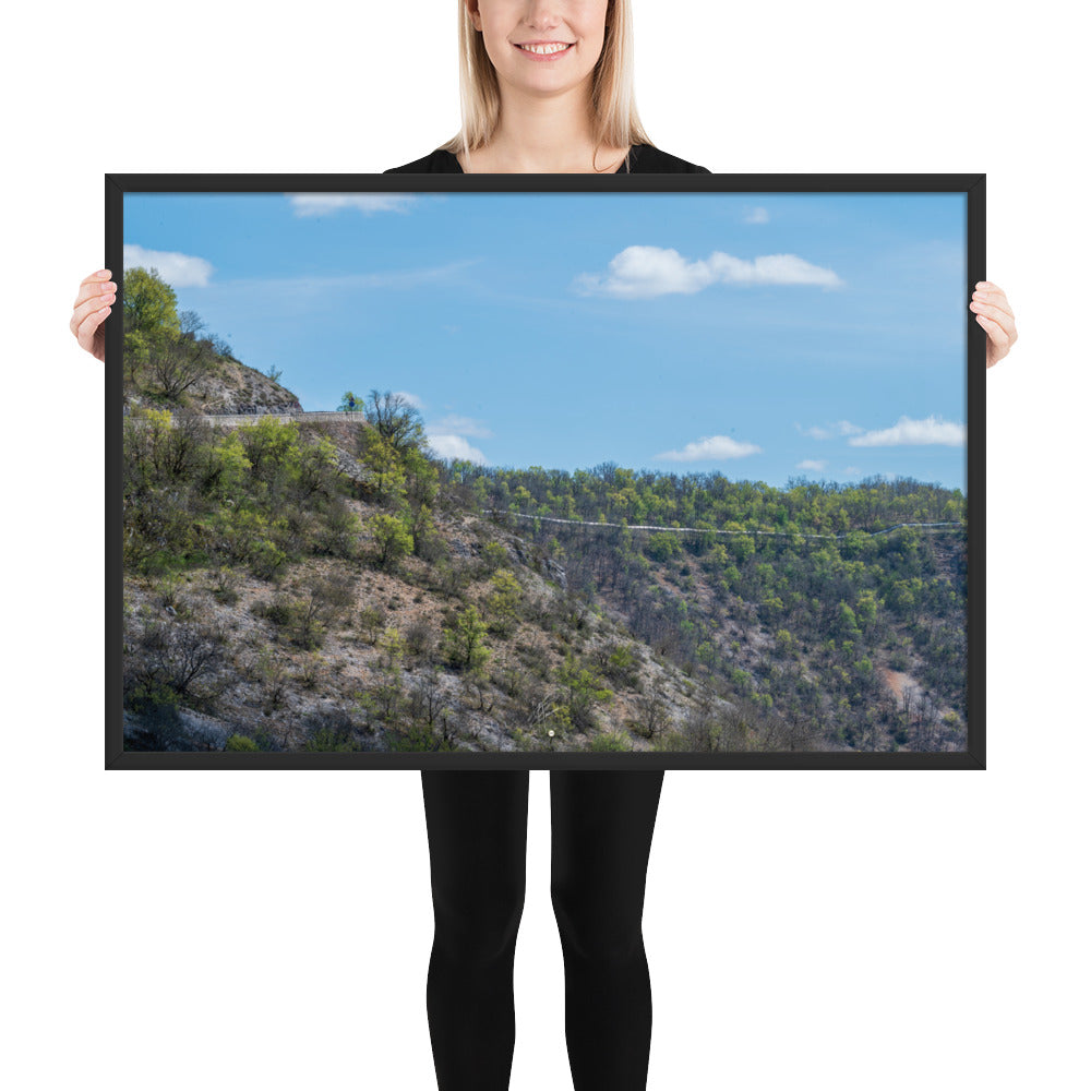 Photographie de 'Sécheresse', montrant un paysage d'Occitanie avec arbres verts et terre sèche, encadré pour une présentation élégante.