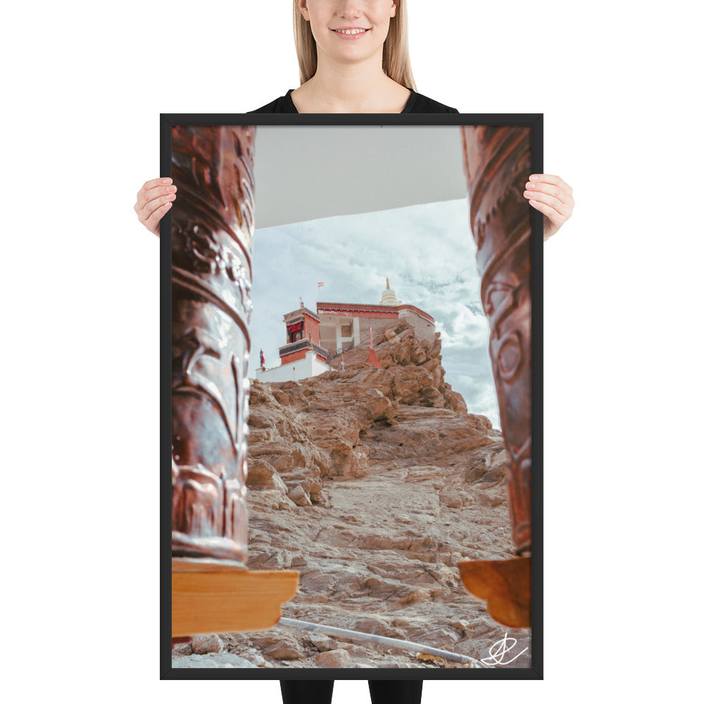 Photographie 'Le Temple sur la Montagne' par Ilan Shoham, montrant le monastère de Thiksey perché sur les hauteurs du Ladakh, encadré par des rouleaux à prières, avec un ciel azur en arrière-plan.