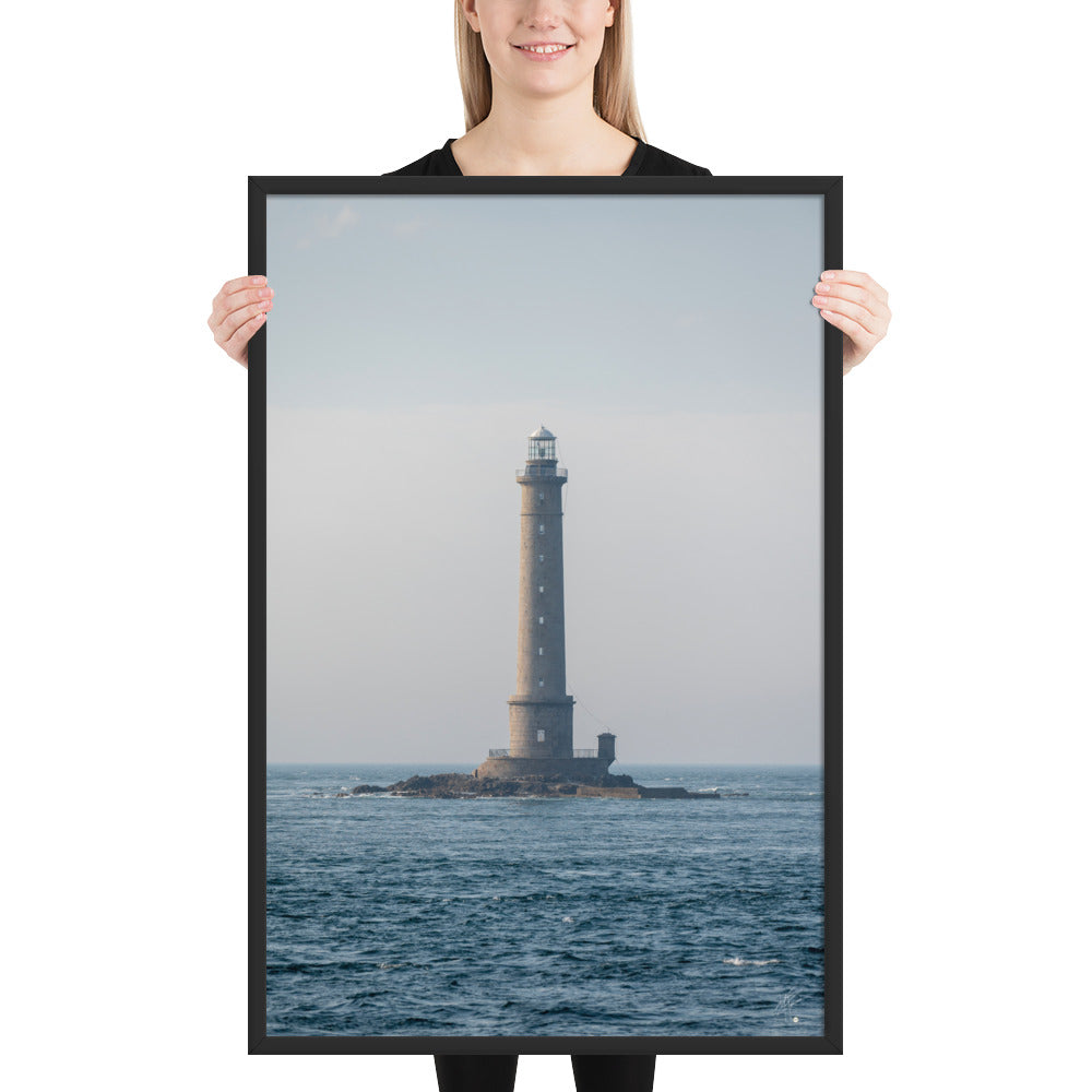 Photographie en couleur du Phare de la Hague par Yann Peccard, encadrée élégamment, capturant la sérénité maritime et la majesté de la nature.